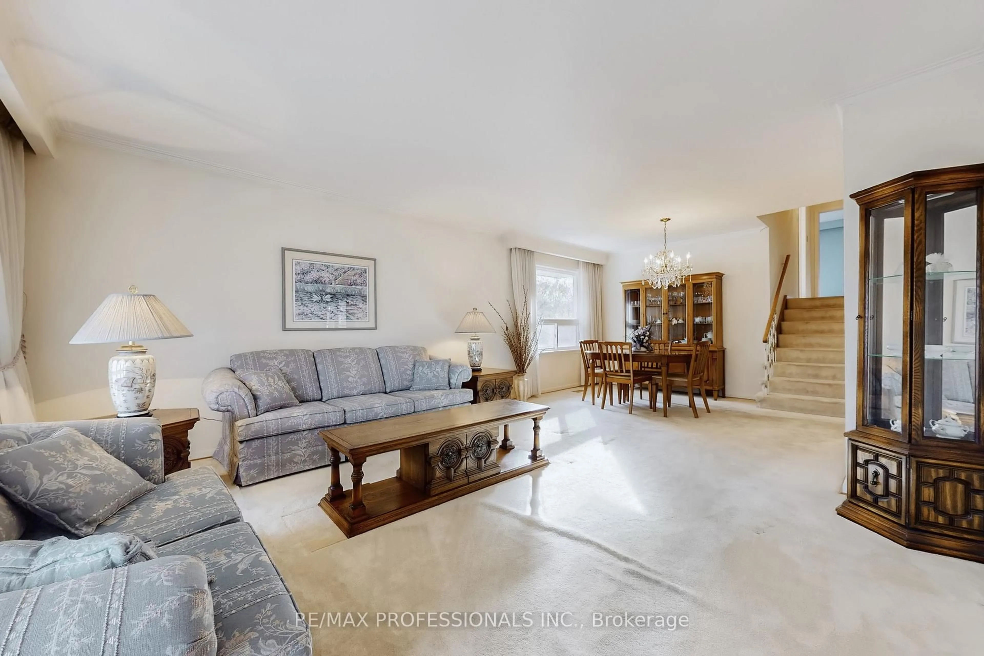 Living room with furniture, unknown for 10 Crestridge Heights Rd, Toronto Ontario M9P 1A4