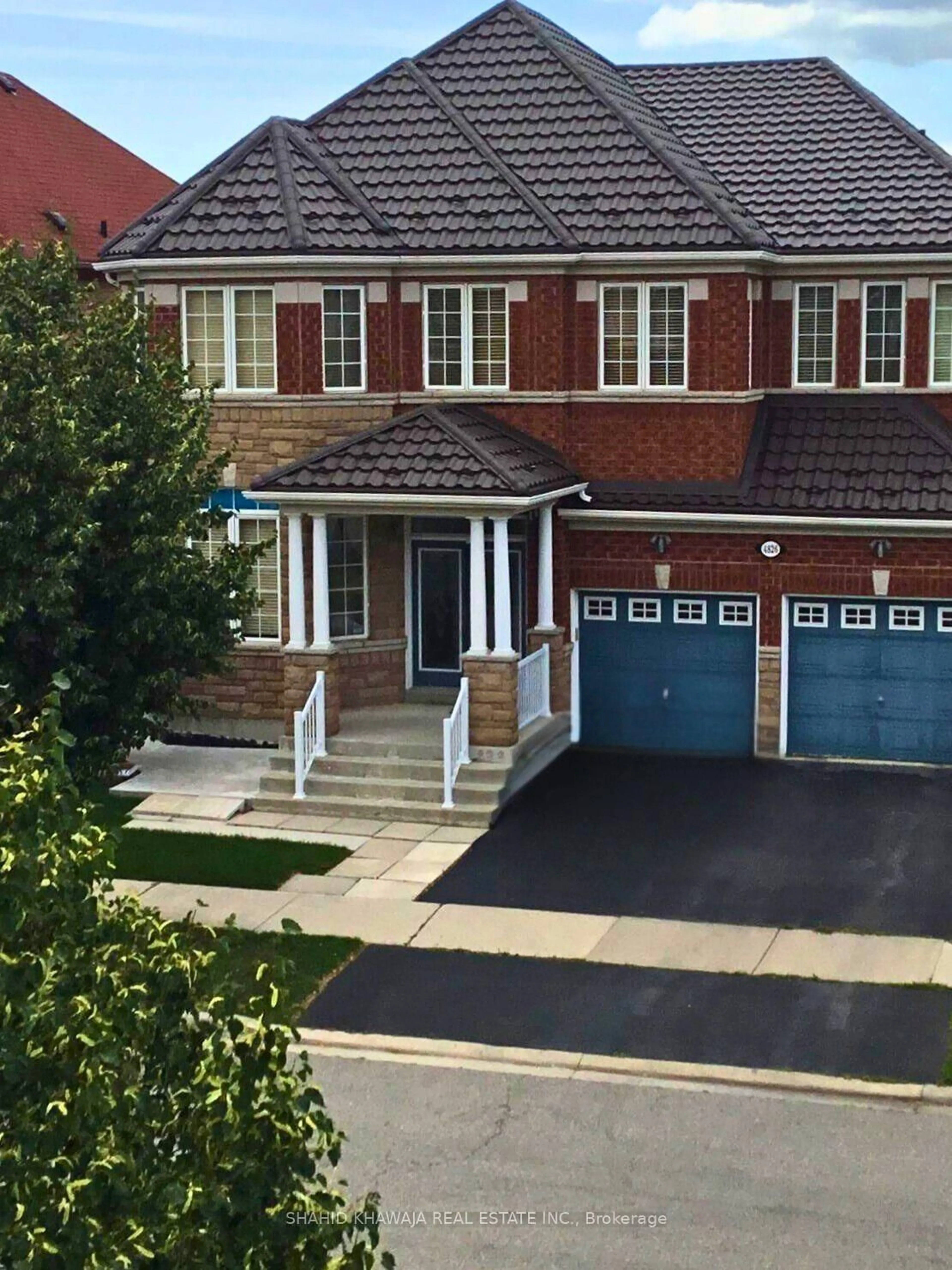 A pic from outside/outdoor area/front of a property/back of a property/a pic from drone, street for 4826 St. Martin Mews, Mississauga Ontario L5M 7J9