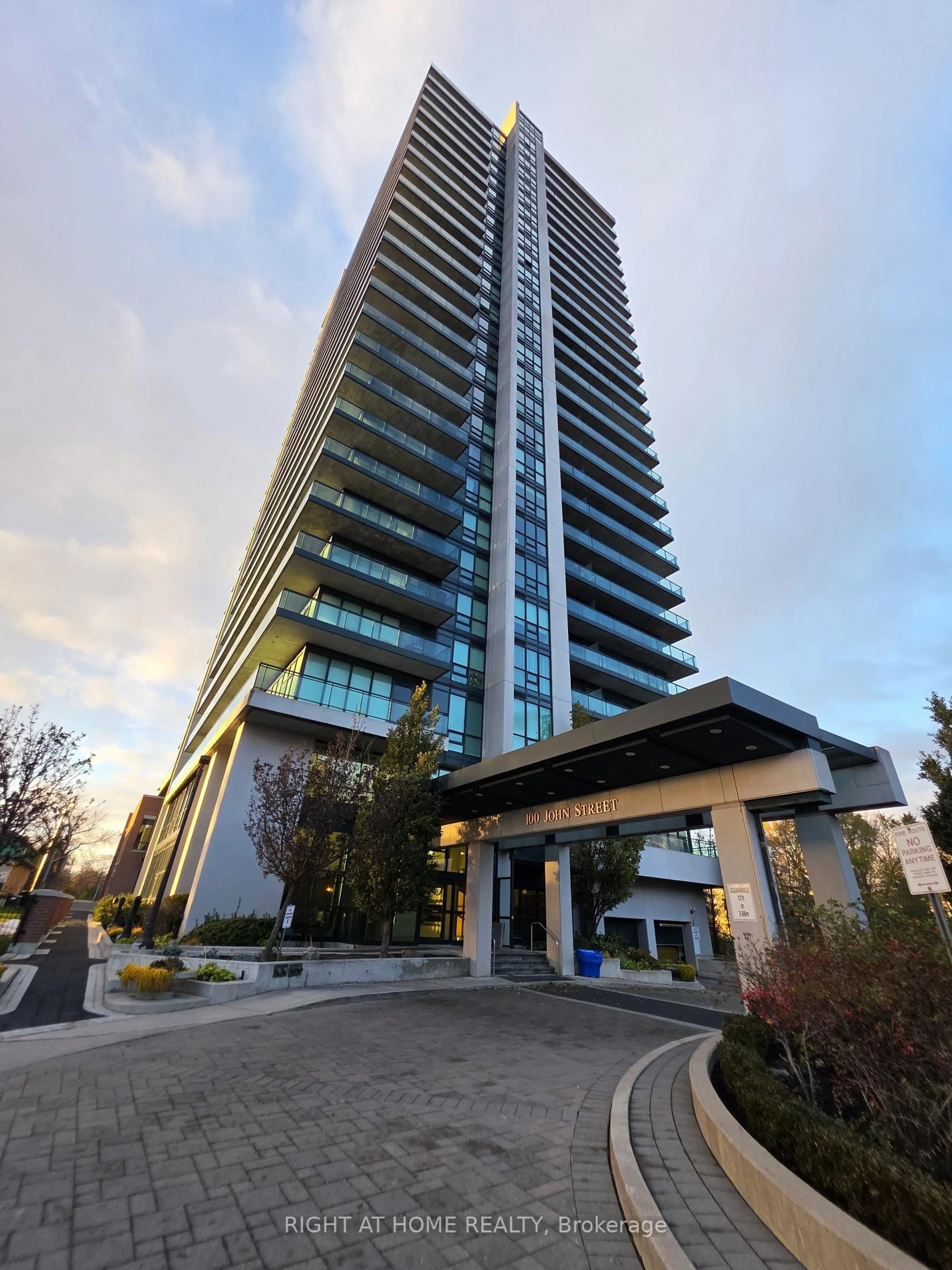 Indoor foyer for 100 John St #508, Brampton Ontario L6W 0A8