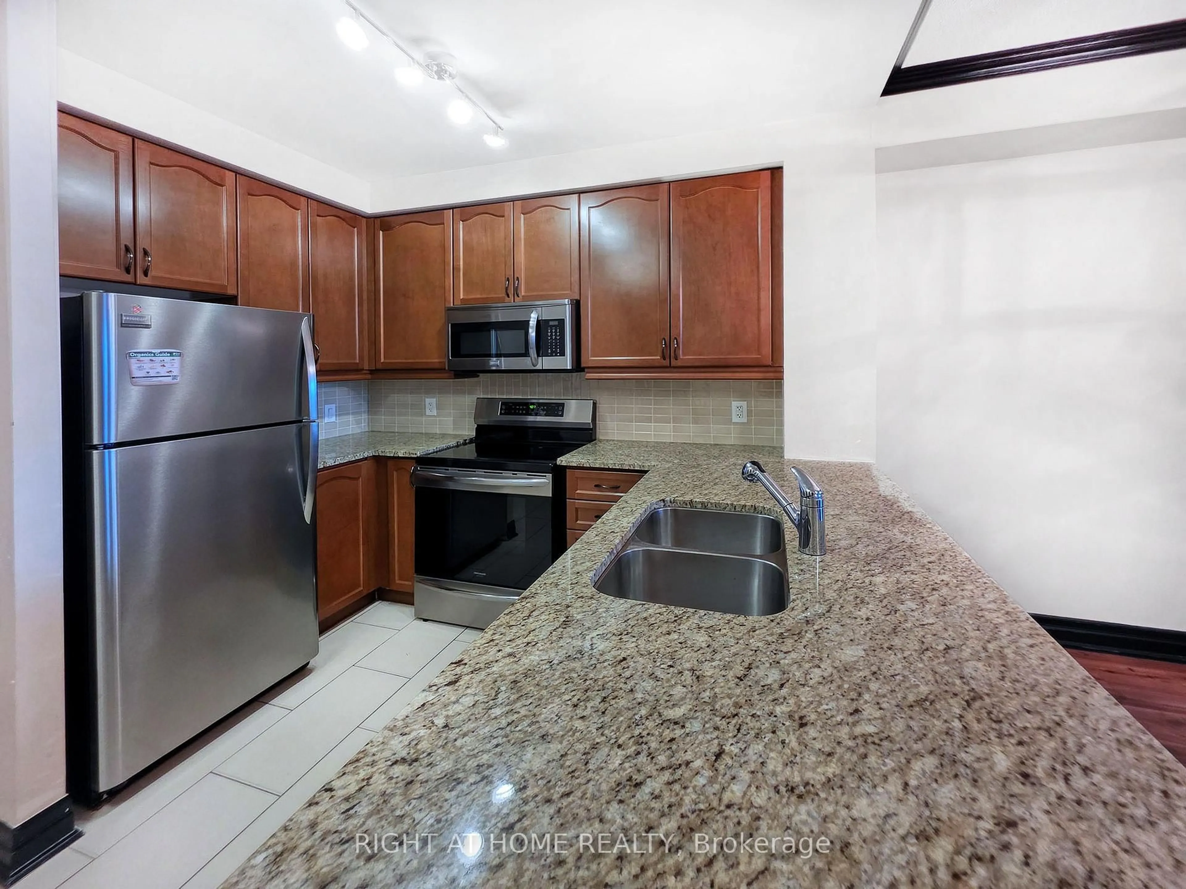 Standard kitchen, unknown for 100 John St #508, Brampton Ontario L6W 0A8