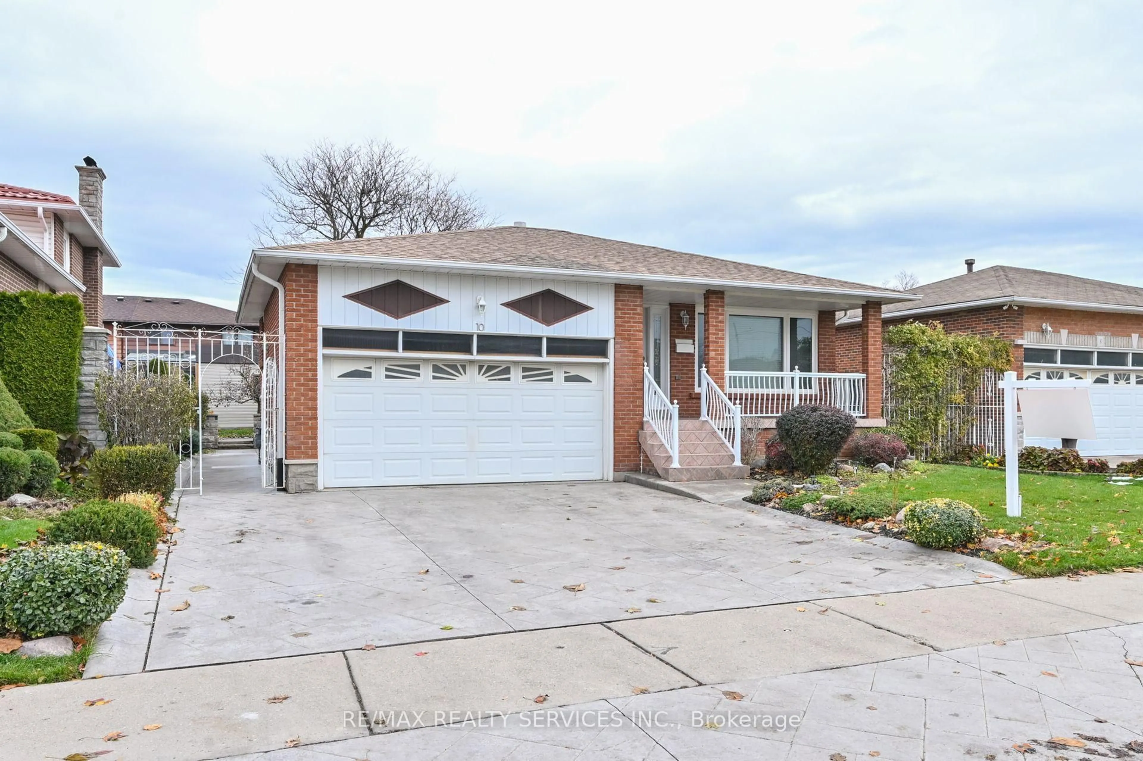 Home with brick exterior material, street for 10 Pleasantview Ave, Brampton Ontario L6X 2N9