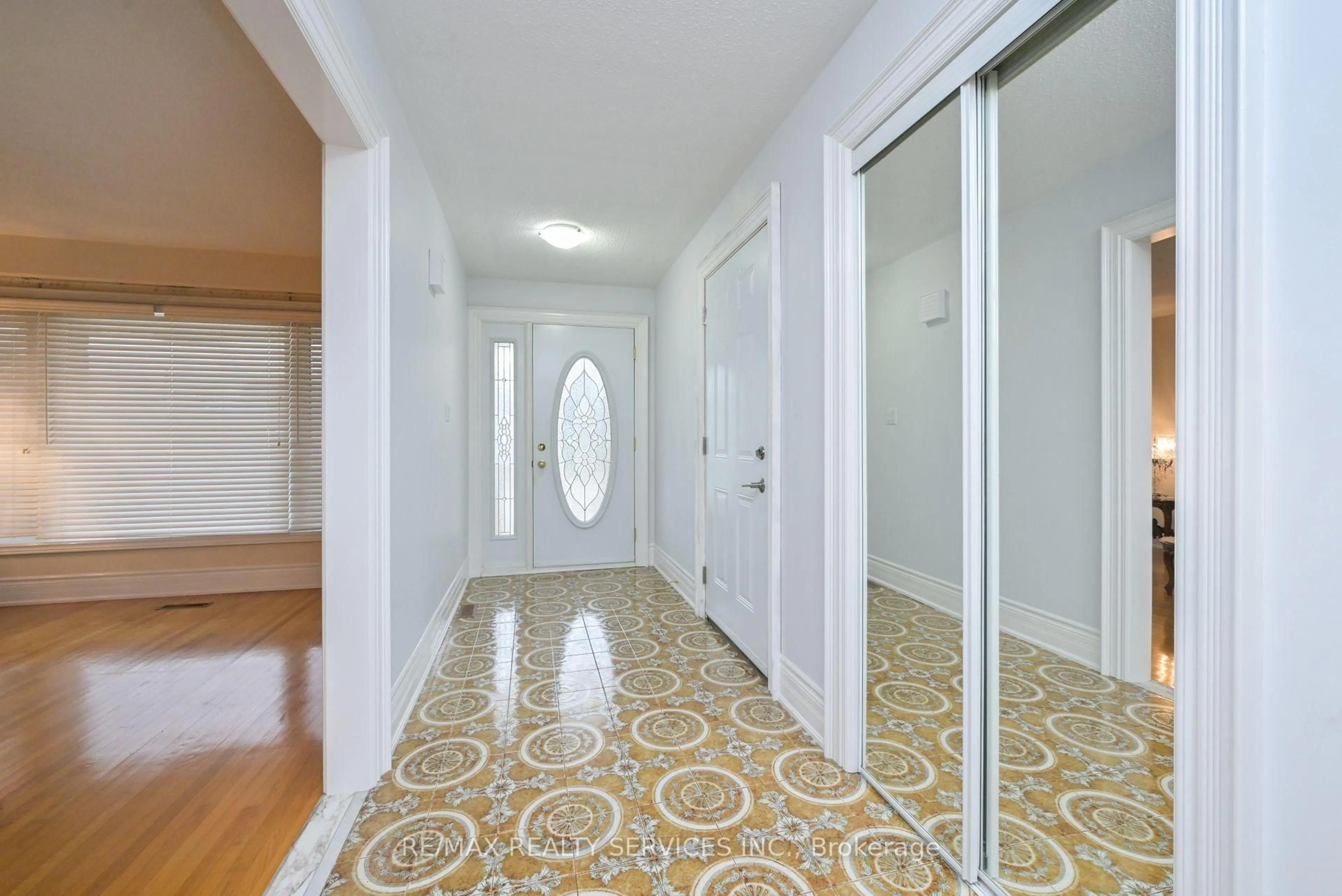 Indoor foyer for 10 Pleasantview Ave, Brampton Ontario L6X 2N9
