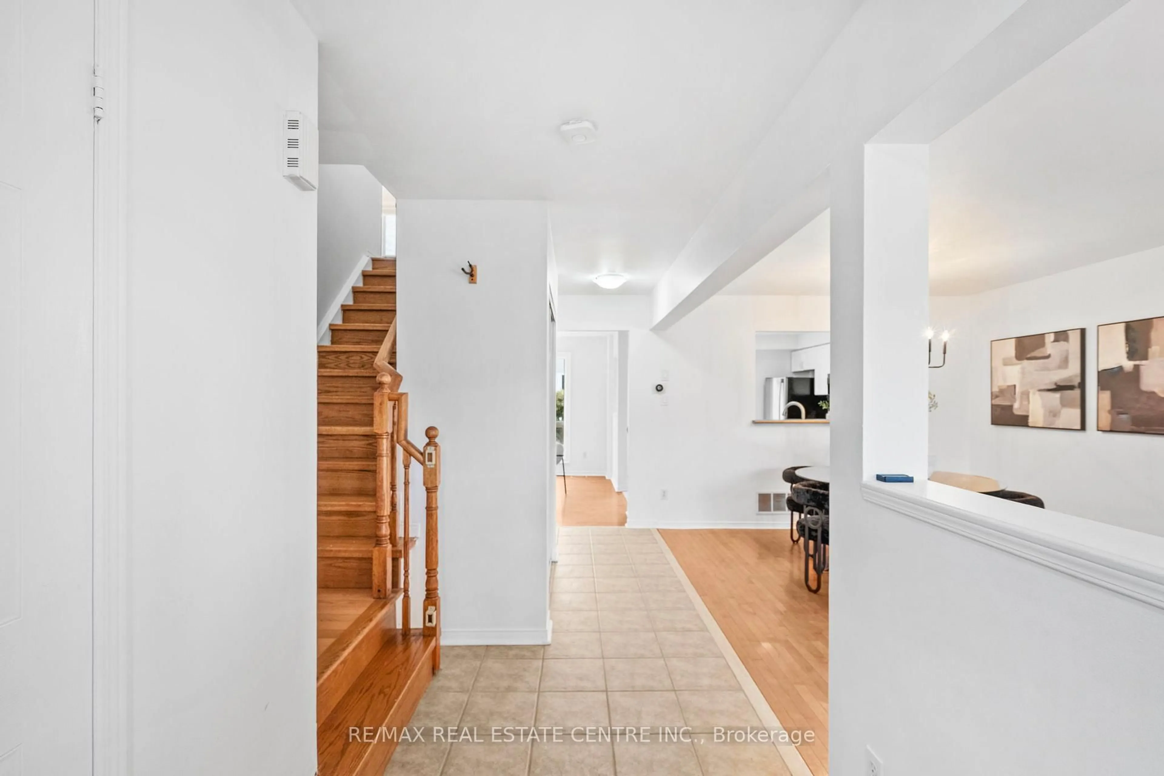 Indoor foyer for 527 Ravenstone Crt, Mississauga Ontario L5R 3J4