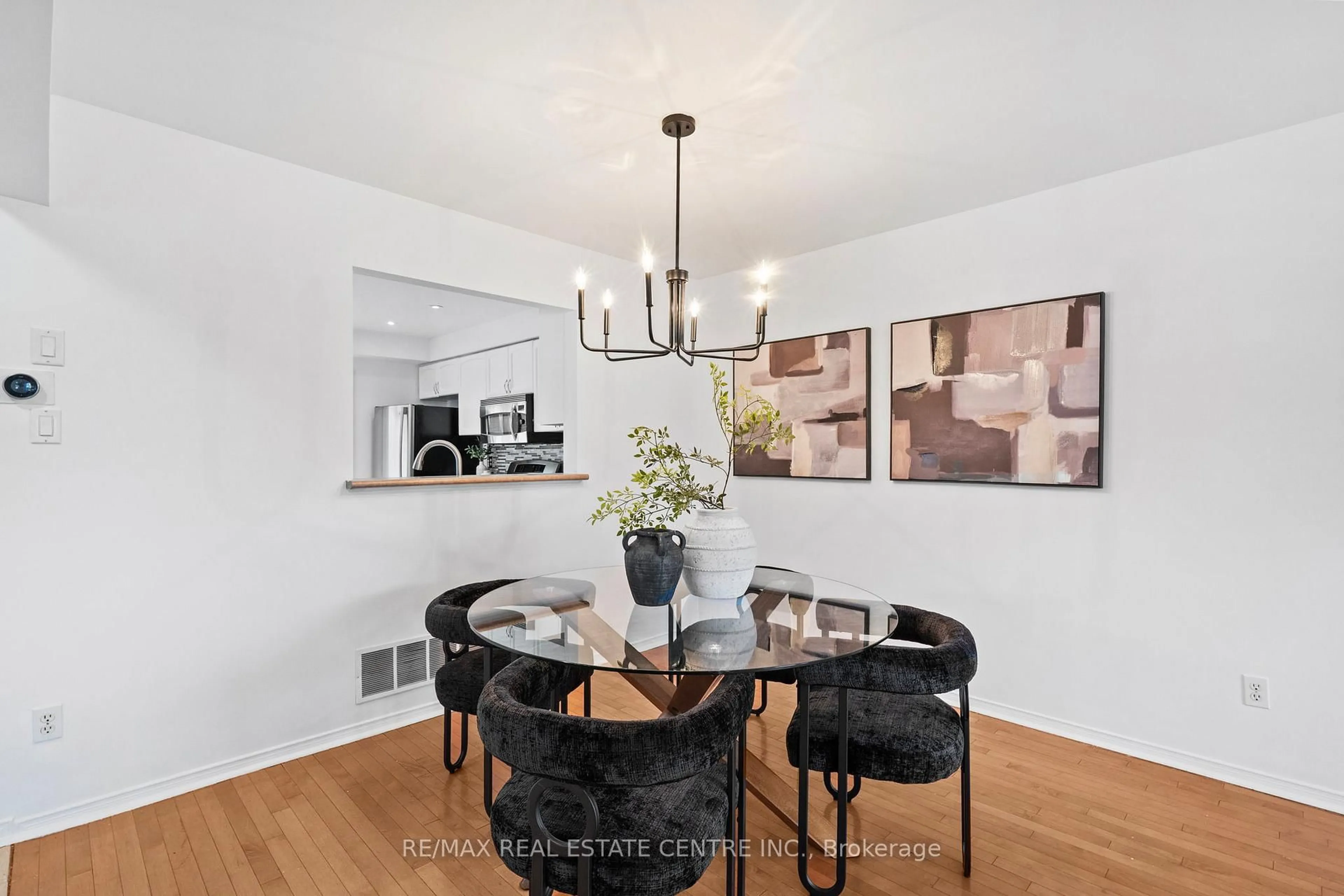 Dining room, unknown for 527 Ravenstone Crt, Mississauga Ontario L5R 3J4