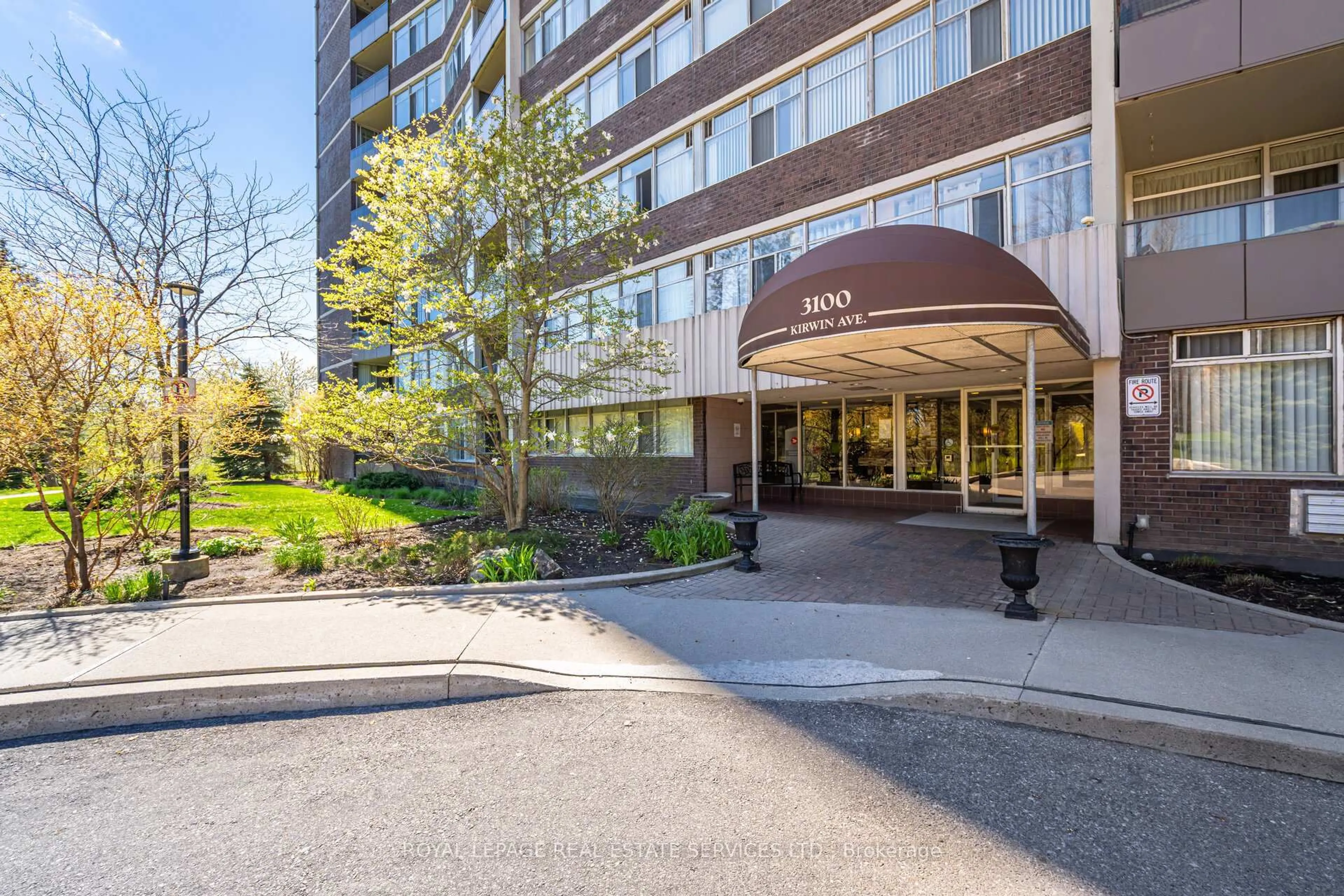 Indoor foyer for 3100 Kirwin Ave #708, Mississauga Ontario L5A 3S6