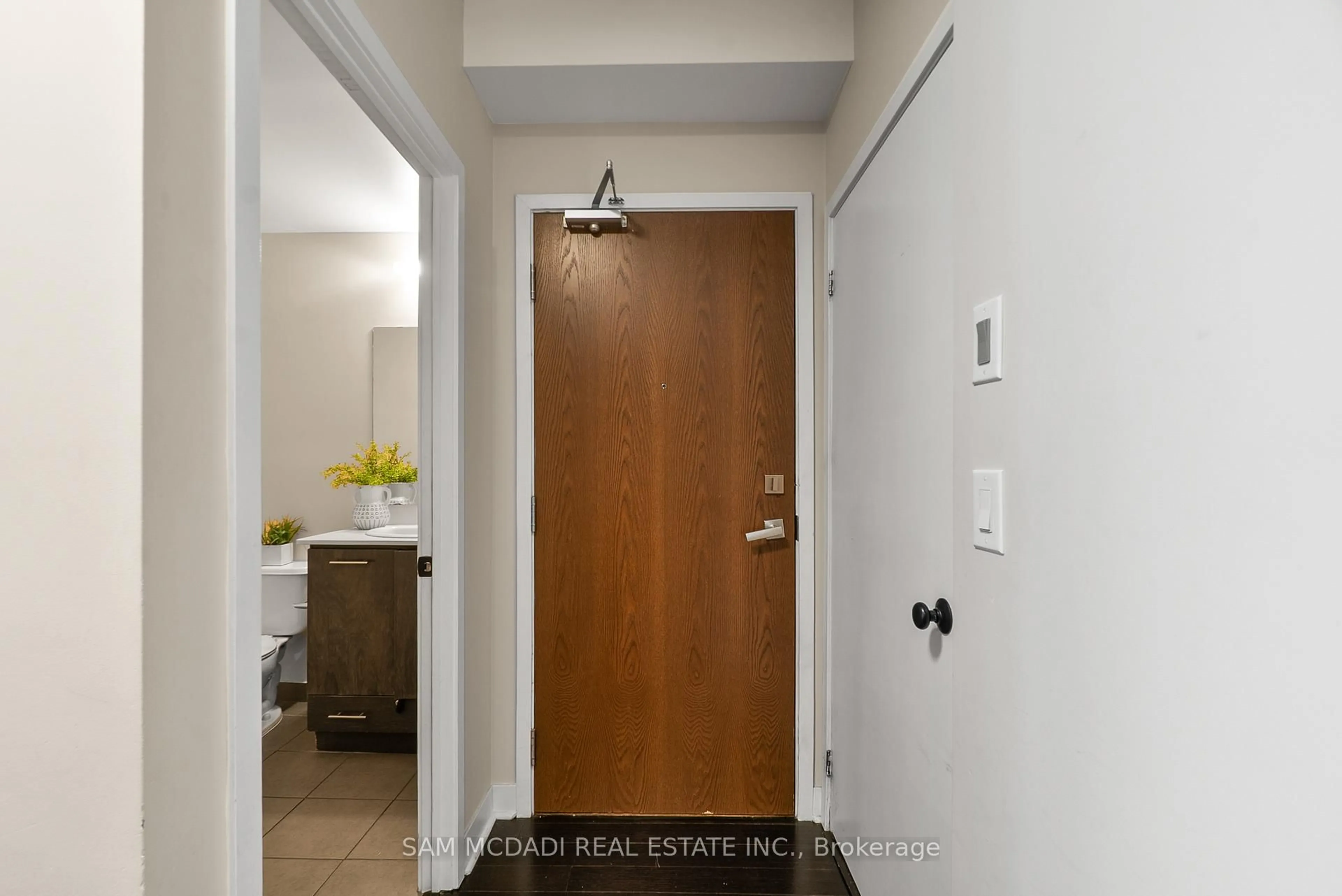 Indoor entryway for 360 Square One Dr #707, Mississauga Ontario L5B 0G7