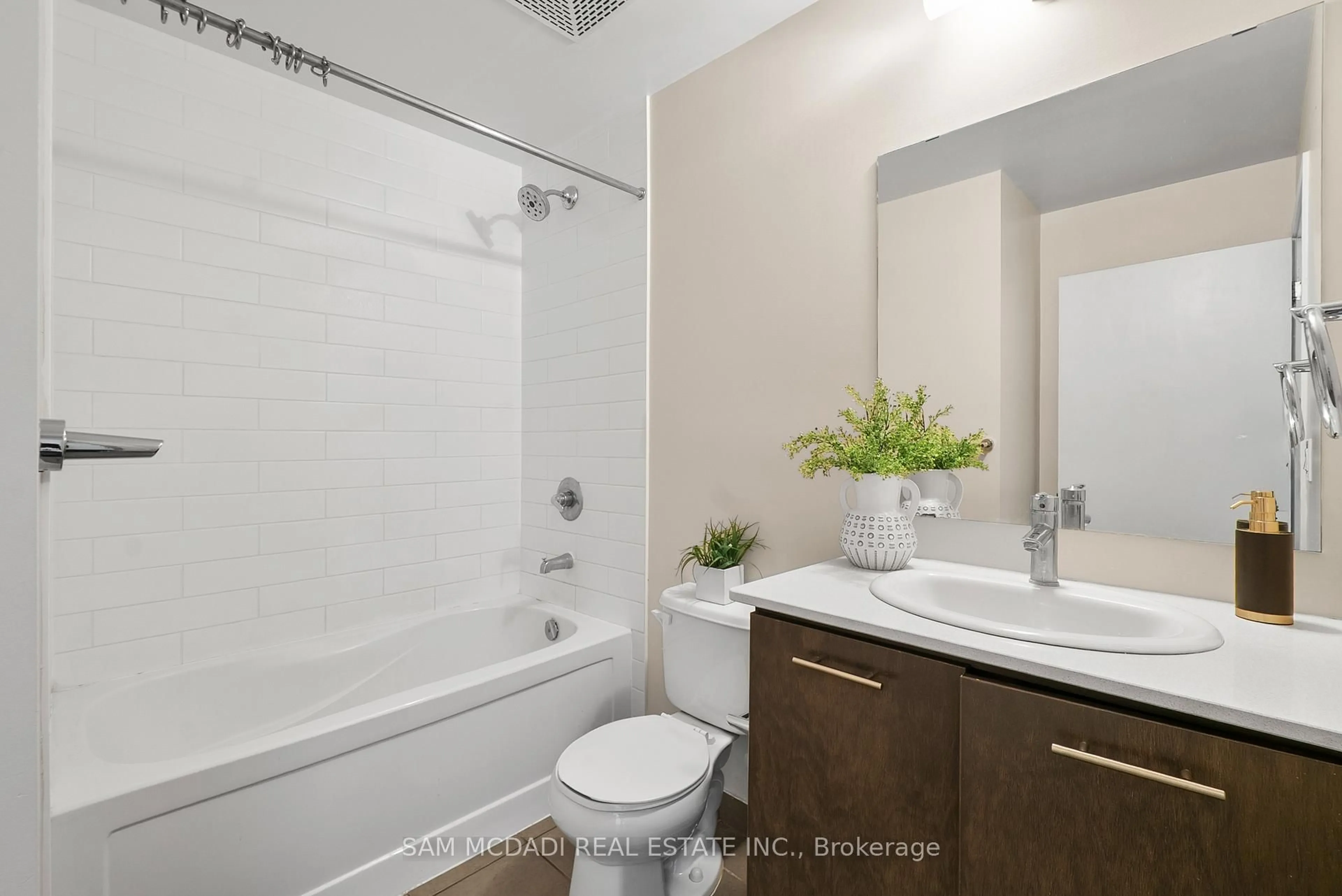 Standard bathroom, unknown for 360 Square One Dr #707, Mississauga Ontario L5B 0G7
