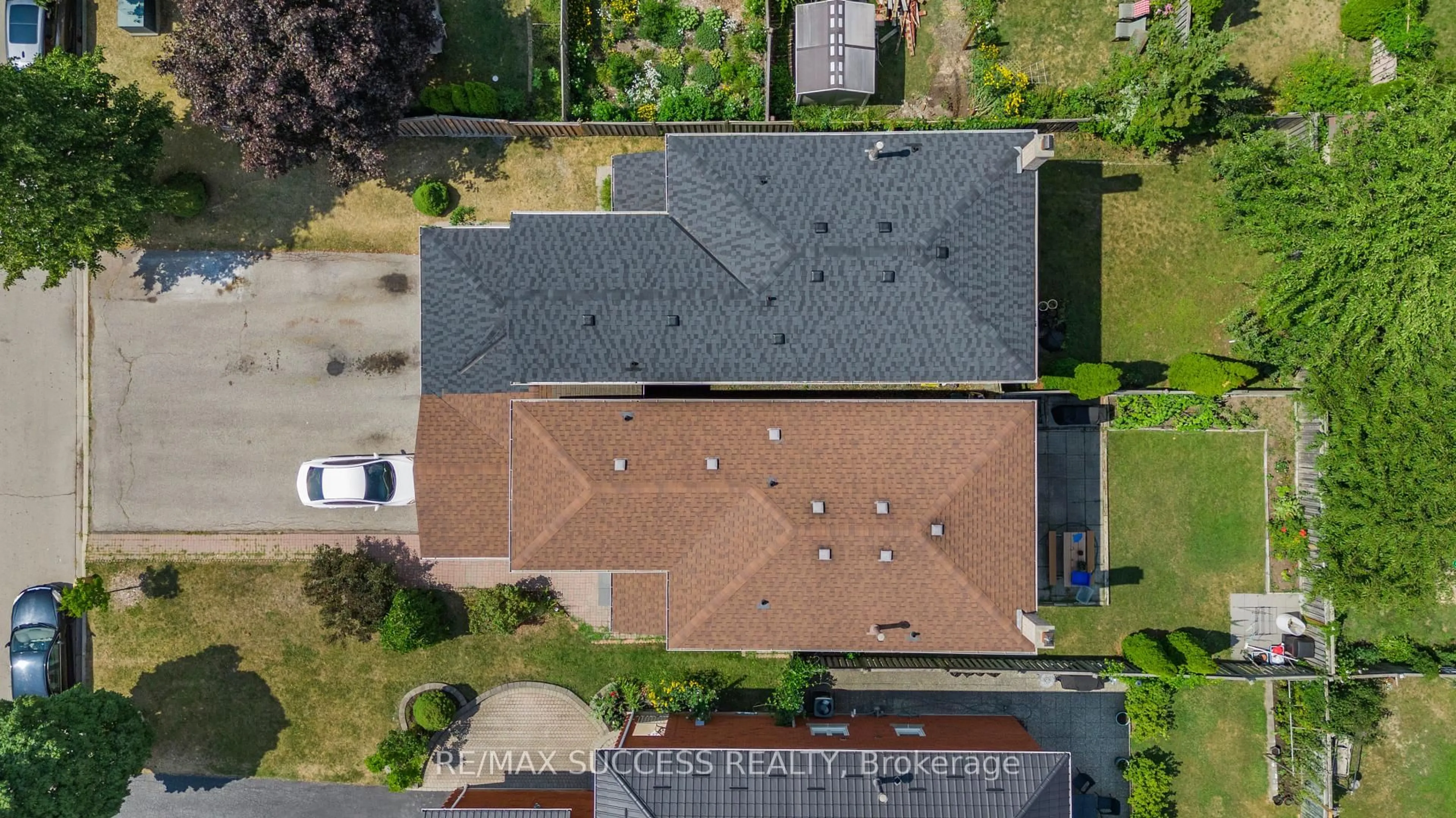 A pic from outside/outdoor area/front of a property/back of a property/a pic from drone, street for 4631 Penhallow Rd, Mississauga Ontario L5V 1E8
