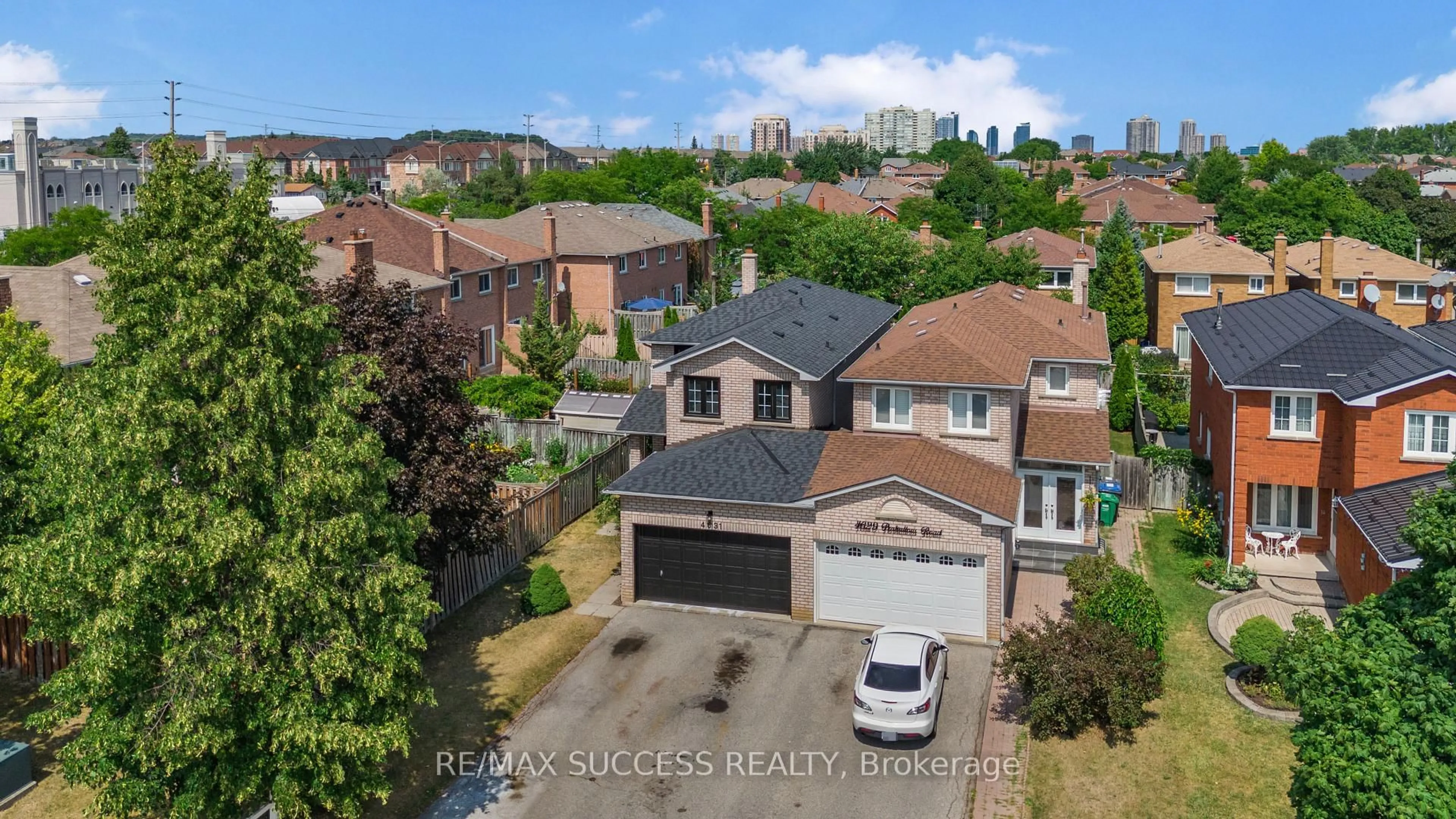 A pic from outside/outdoor area/front of a property/back of a property/a pic from drone, street for 4631 Penhallow Rd, Mississauga Ontario L5V 1E8
