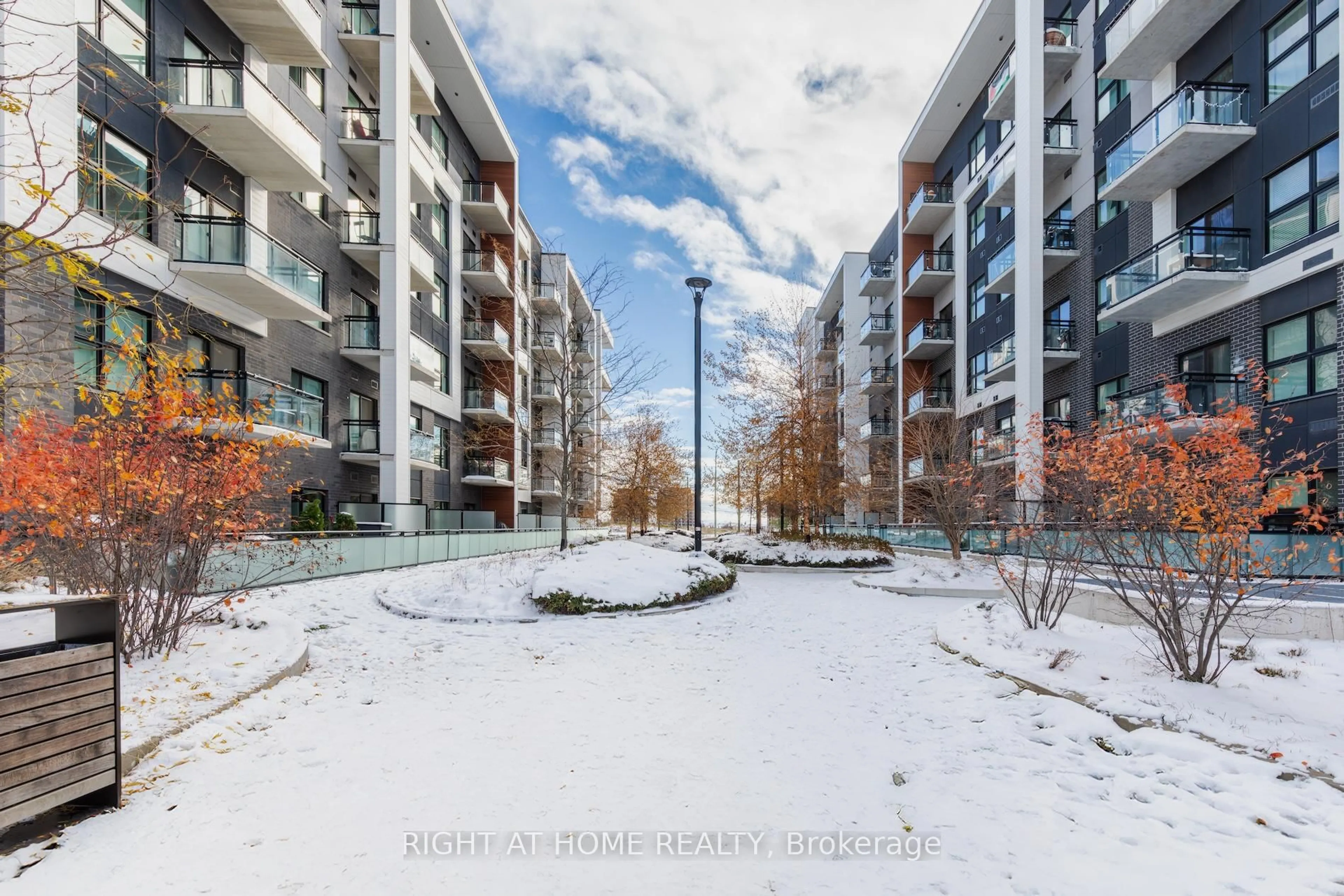 Patio, unknown for 102 Grovewood Common #109, Oakville Ontario L6H 0X2