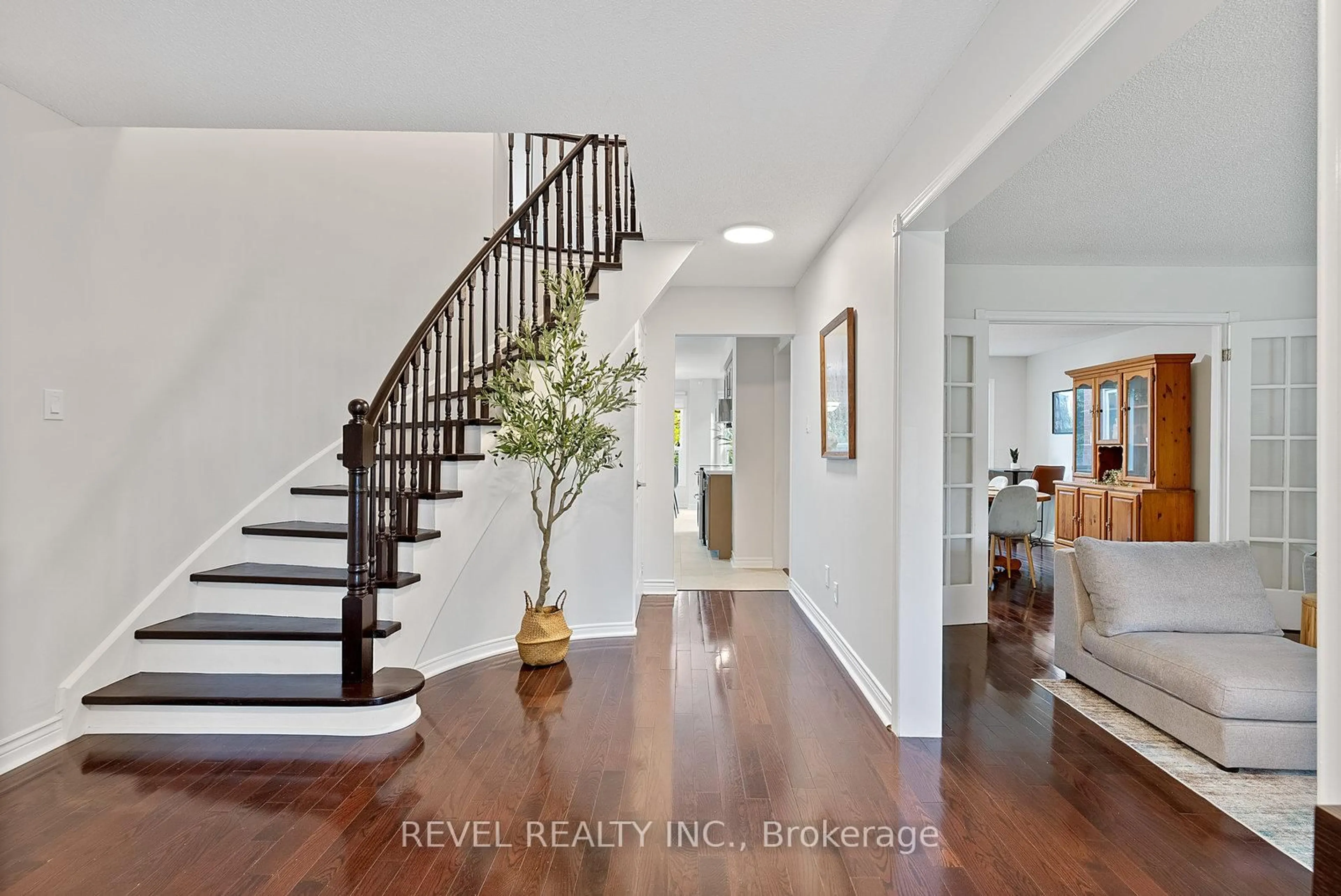 Indoor entryway for 2824 Huntingdon Tr, Oakville Ontario L6J 6Y4