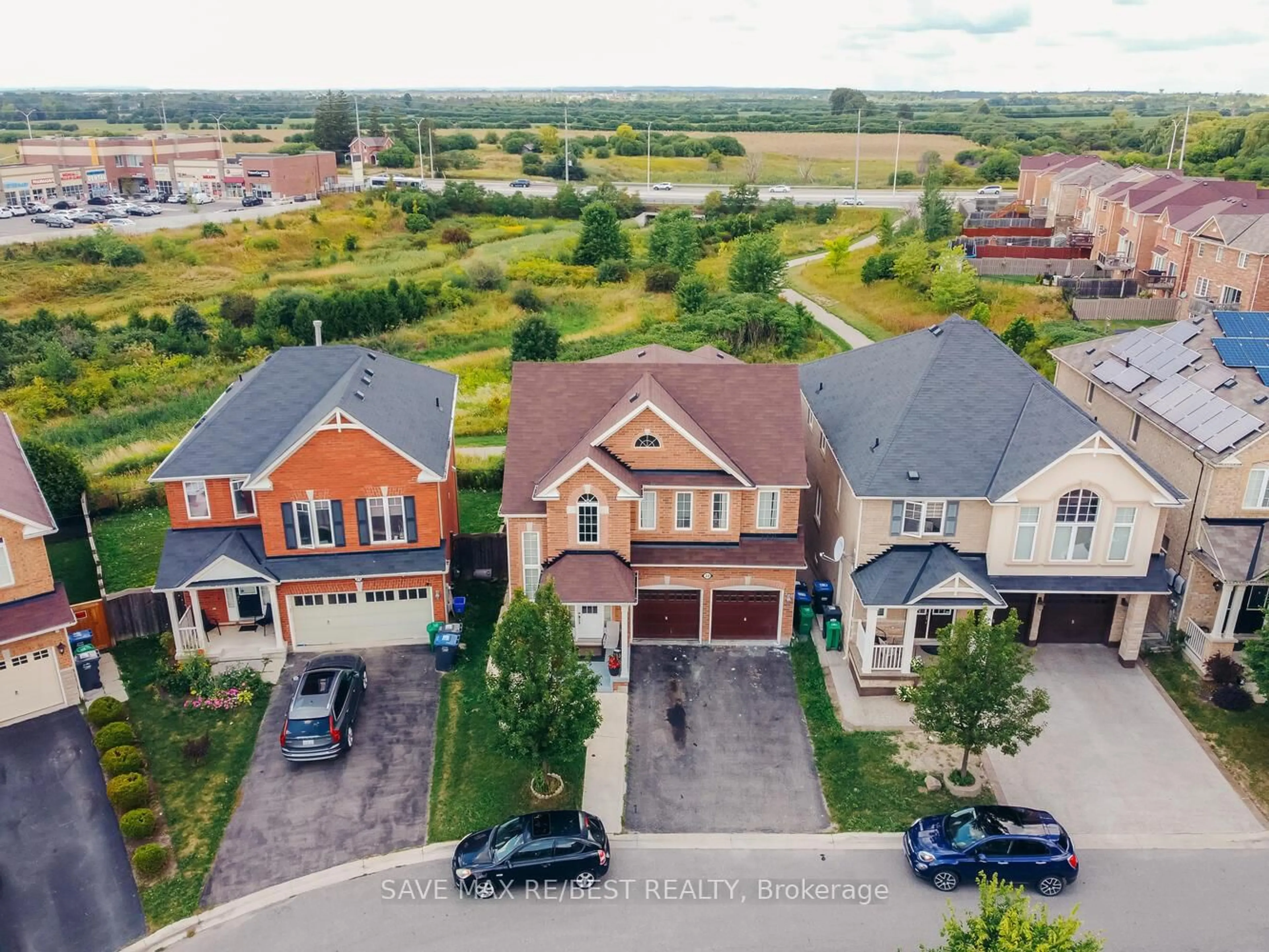 A pic from outside/outdoor area/front of a property/back of a property/a pic from drone, street for 22 Birch Tree Tr, Brampton Ontario L6P 3M8