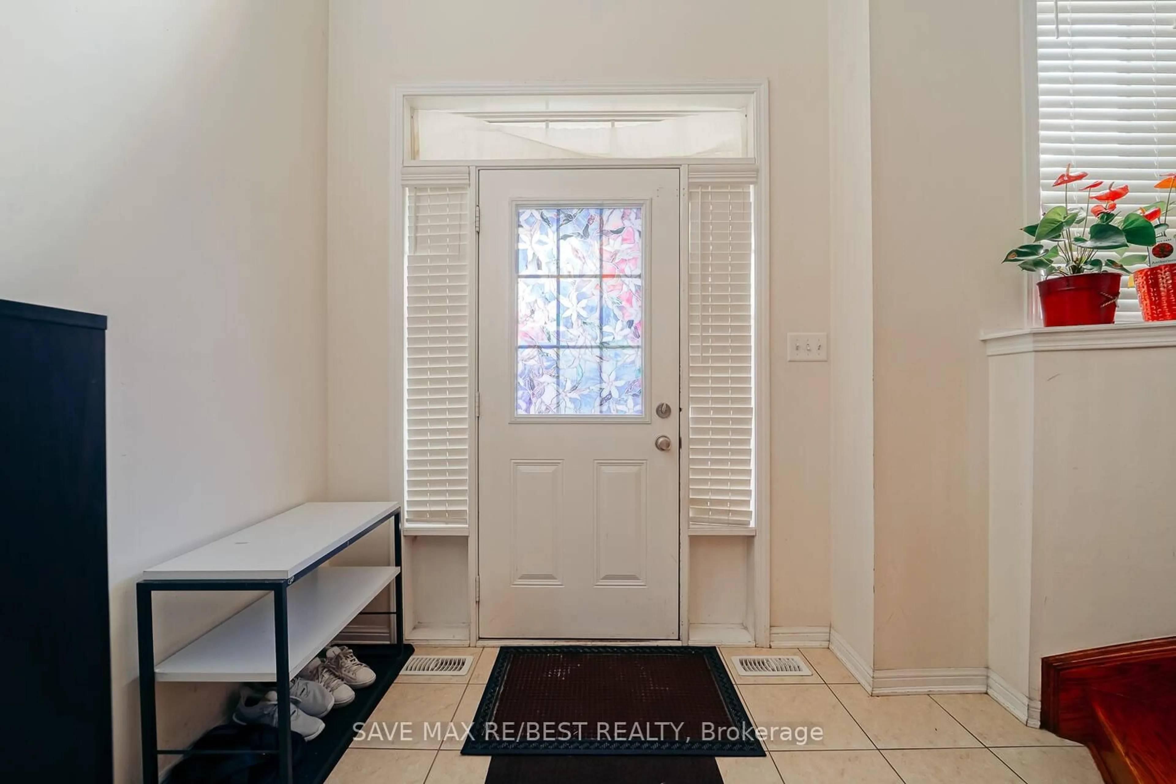 Indoor entryway for 22 Birch Tree Tr, Brampton Ontario L6P 3M8