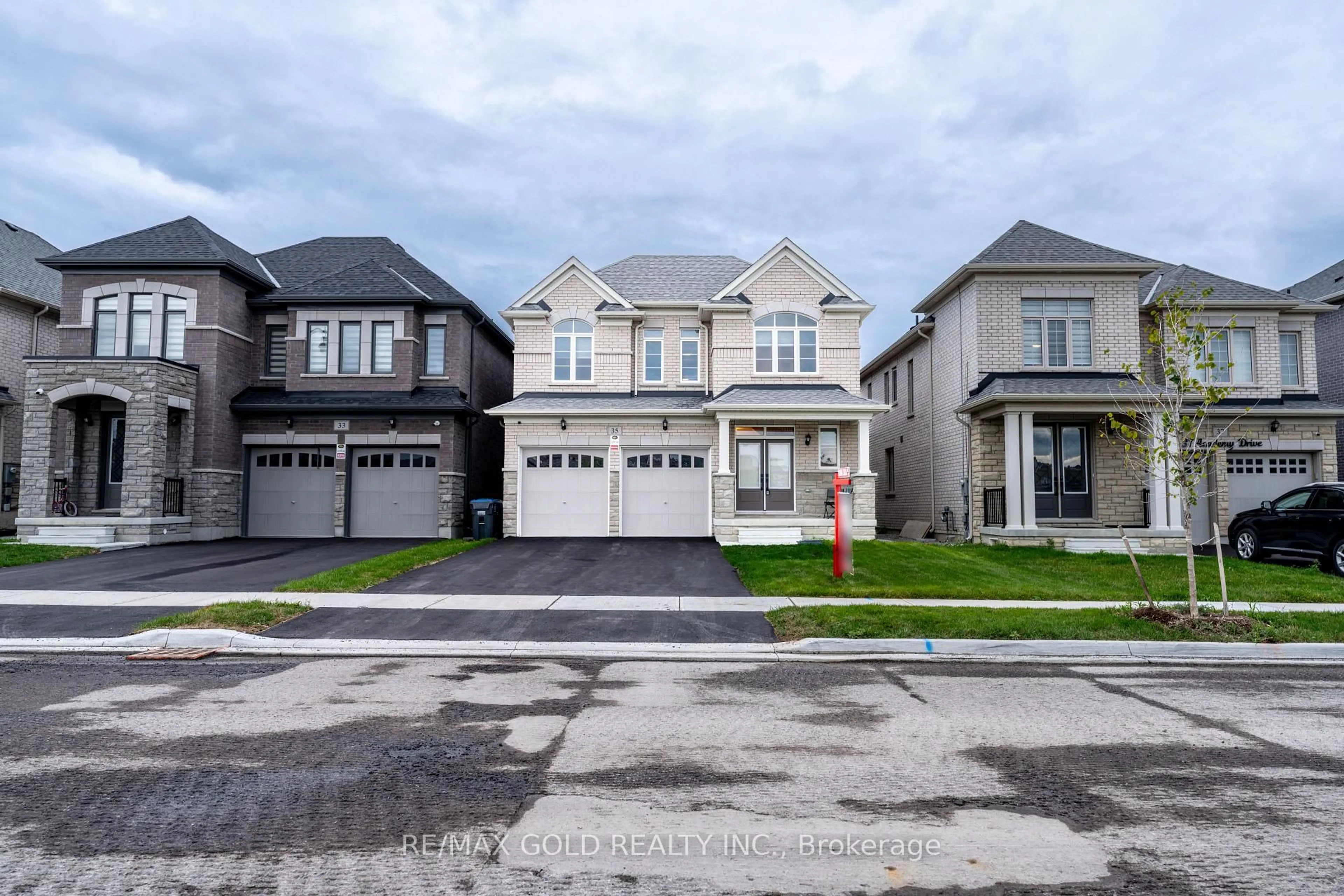 Unknown for 35 Academy Dr, Brampton Ontario L6P 3C9