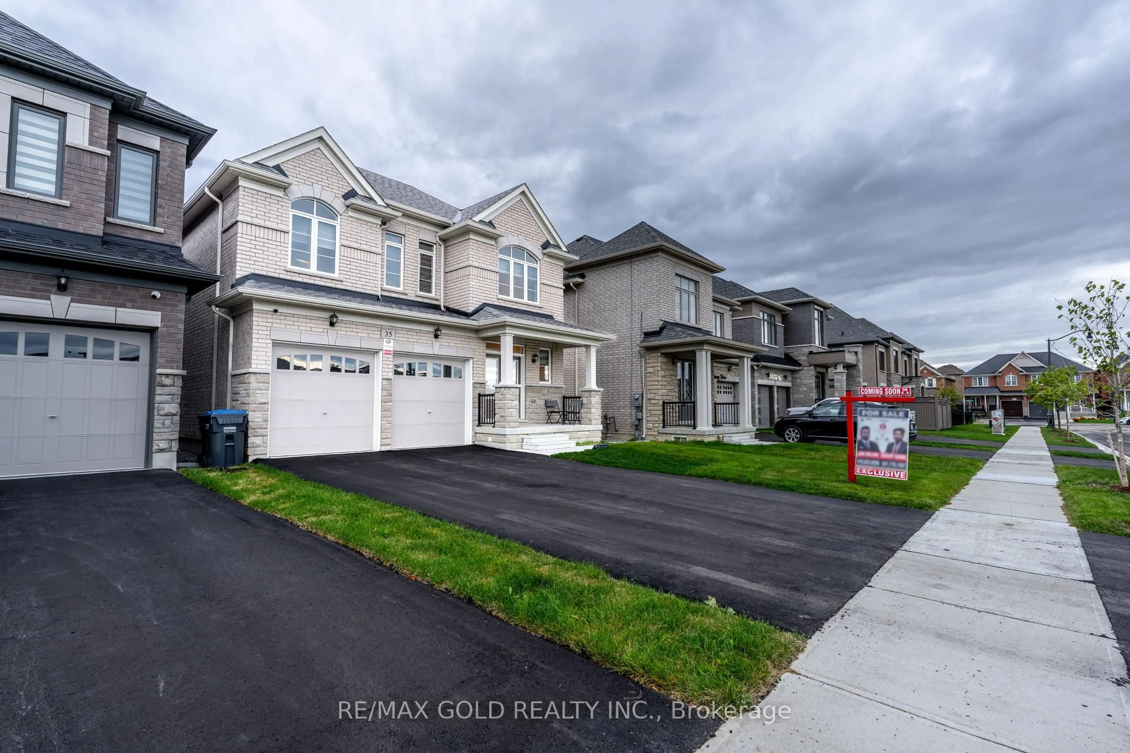 A pic from outside/outdoor area/front of a property/back of a property/a pic from drone, street for 35 Academy Dr, Brampton Ontario L6P 3C9