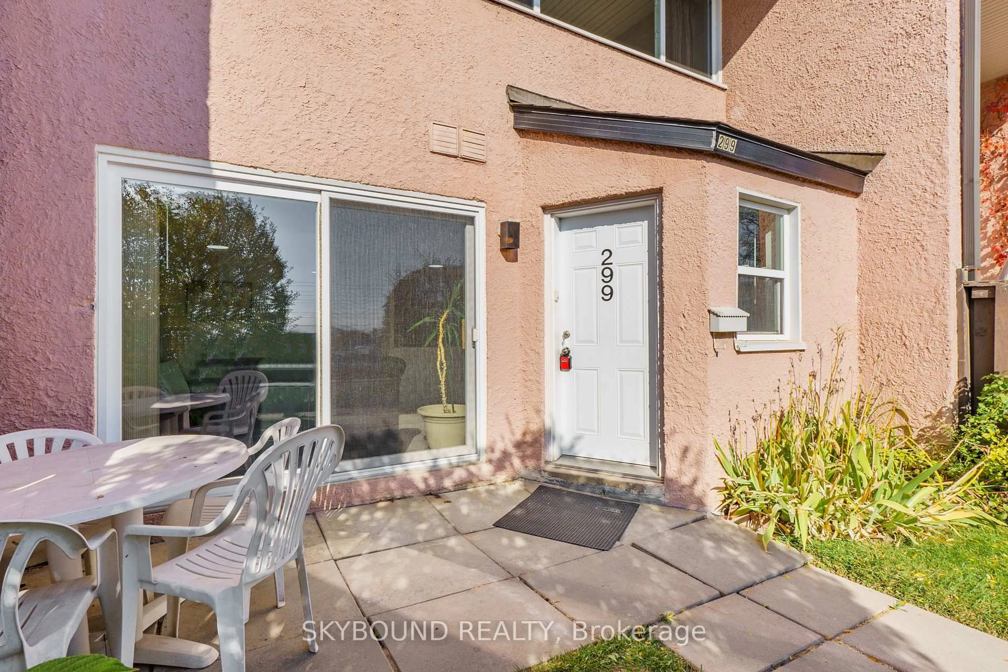 Patio, street for 3055 Tomken Rd #299, Mississauga Ontario L4Y 3X9