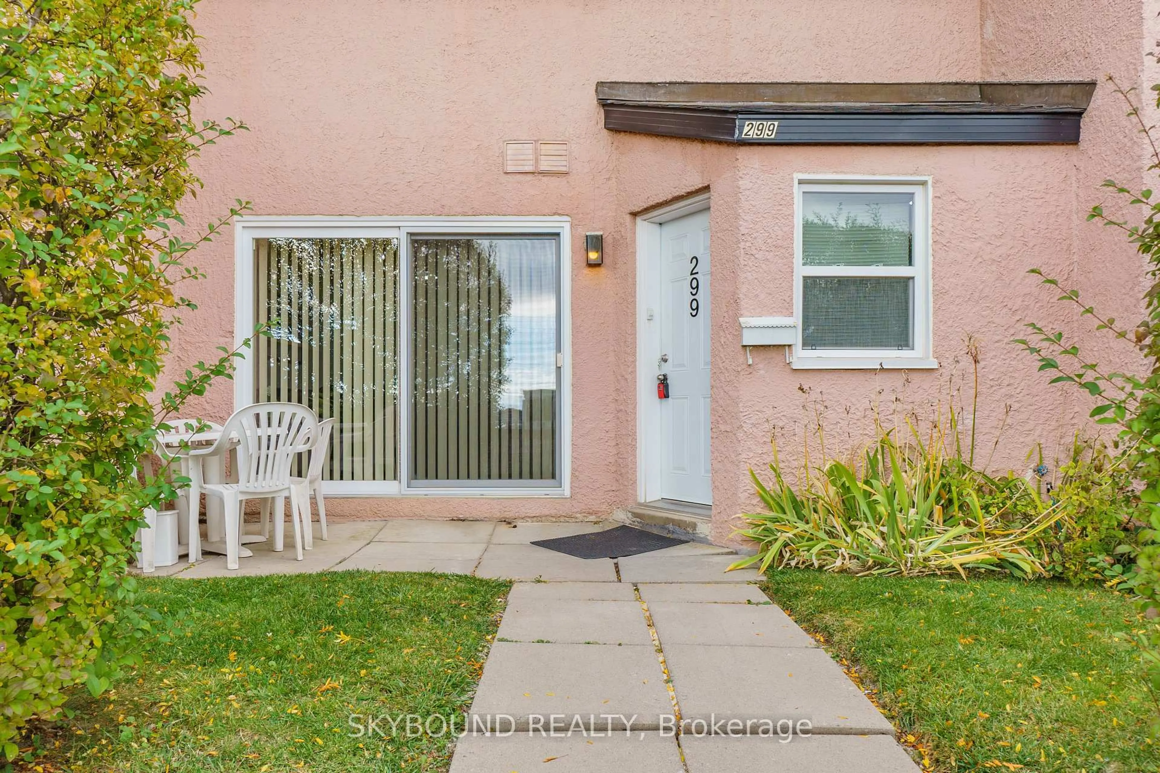 Patio, street for 3055 Tomken Rd #299, Mississauga Ontario L4Y 3X9