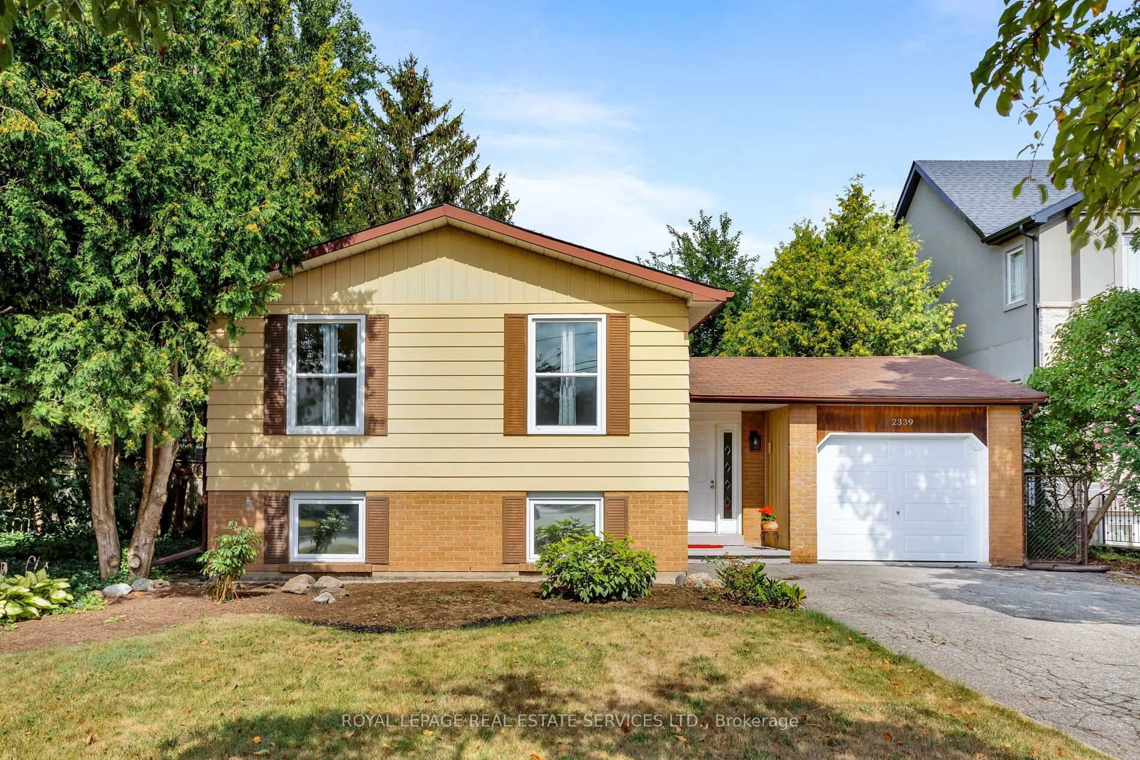 Home with vinyl exterior material, street for 2339 Hixon St, Oakville Ontario L6L 1T7