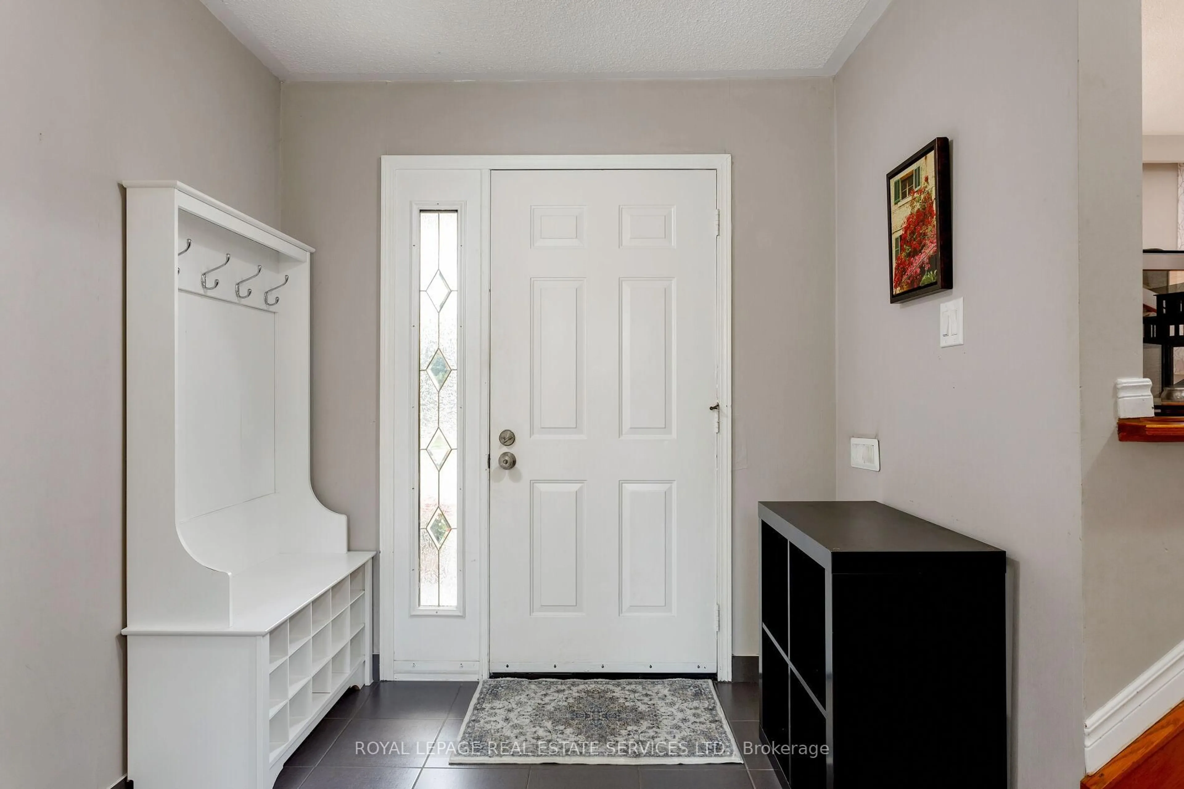 Indoor entryway for 2339 Hixon St, Oakville Ontario L6L 1T7