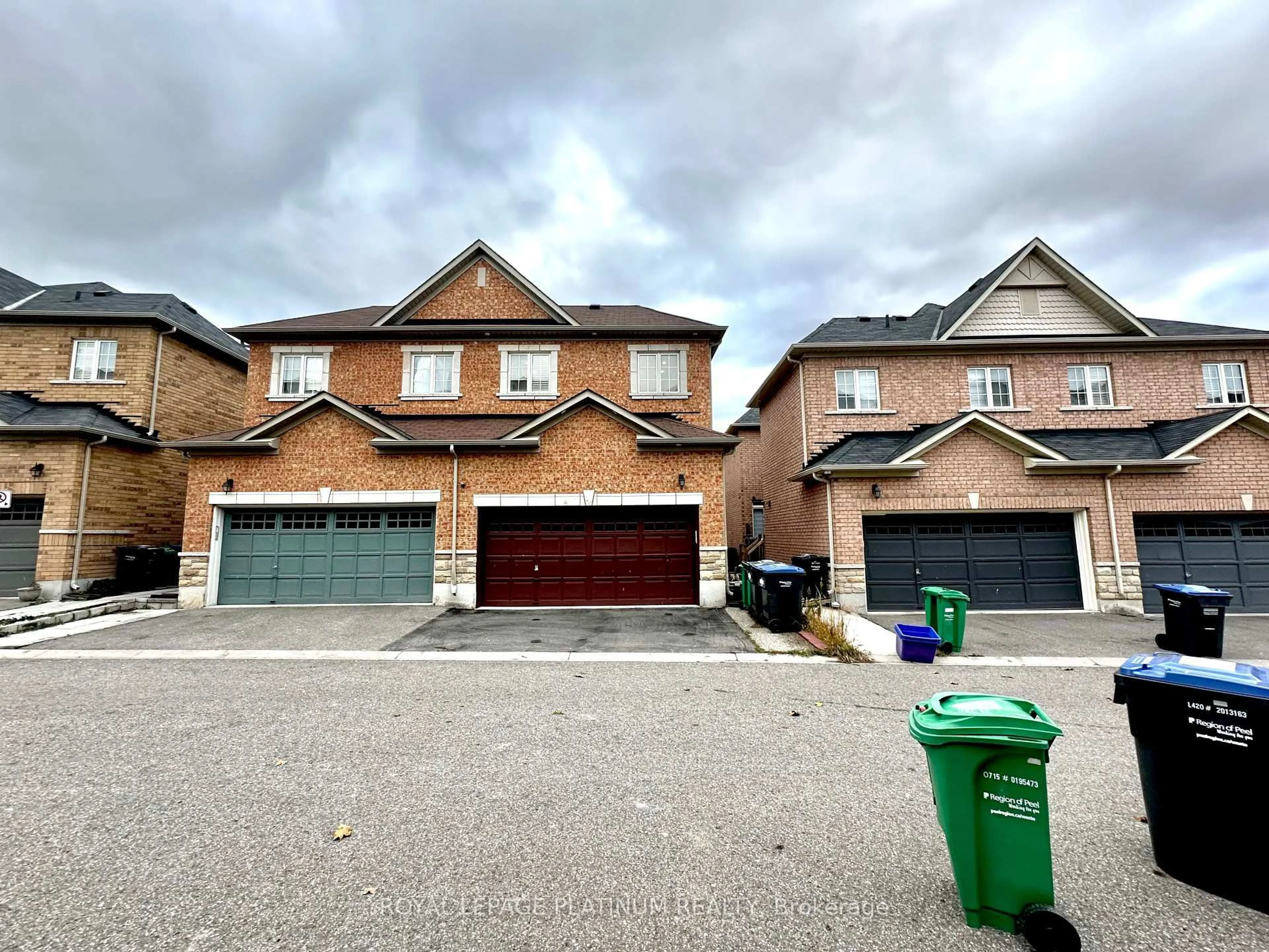 A pic from outside/outdoor area/front of a property/back of a property/a pic from drone, street for 68 Fallmeadow Circ, Brampton Ontario L6Y 0Y7