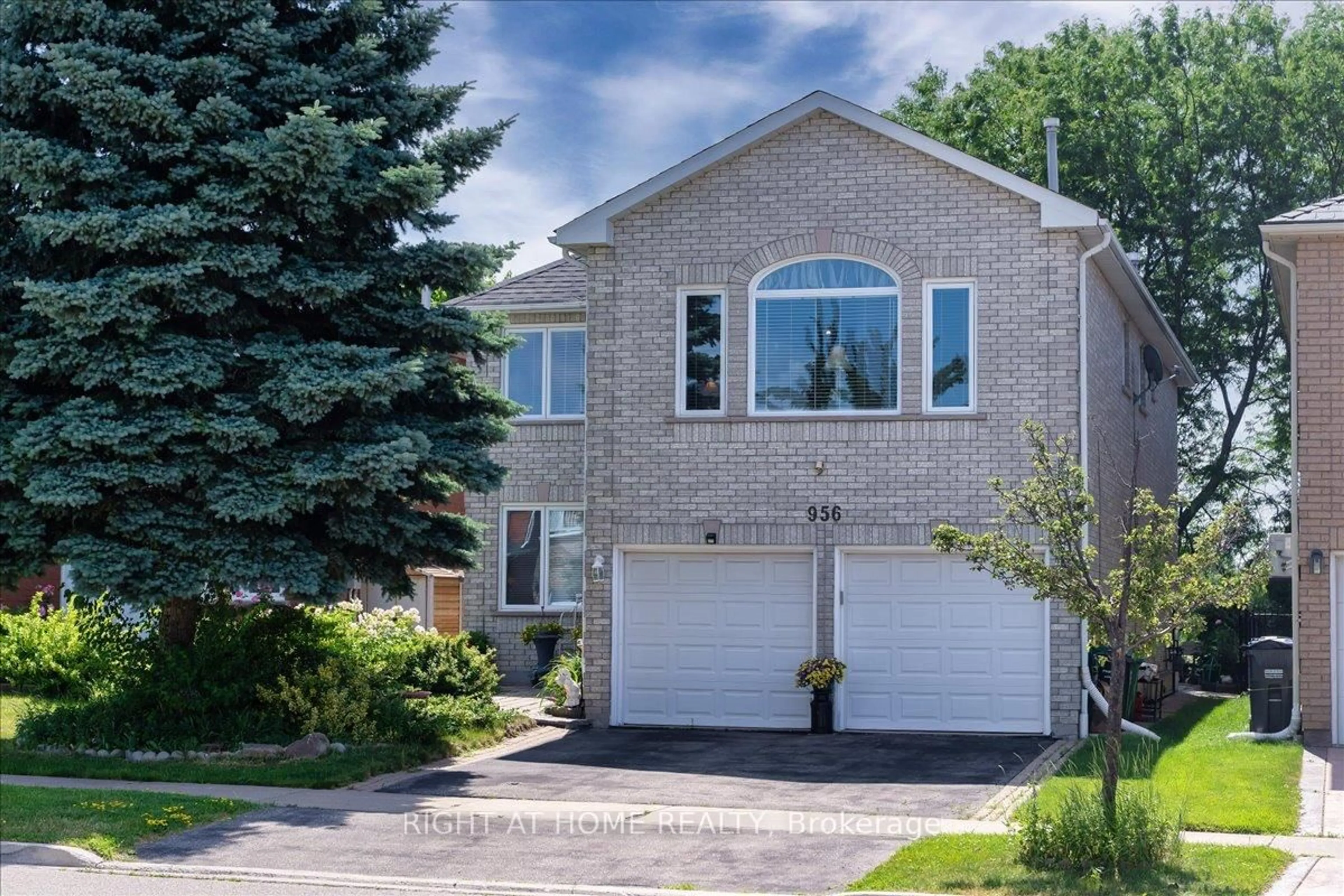Home with brick exterior material, street for 956 Winterton Way, Mississauga Ontario L5V 1M6