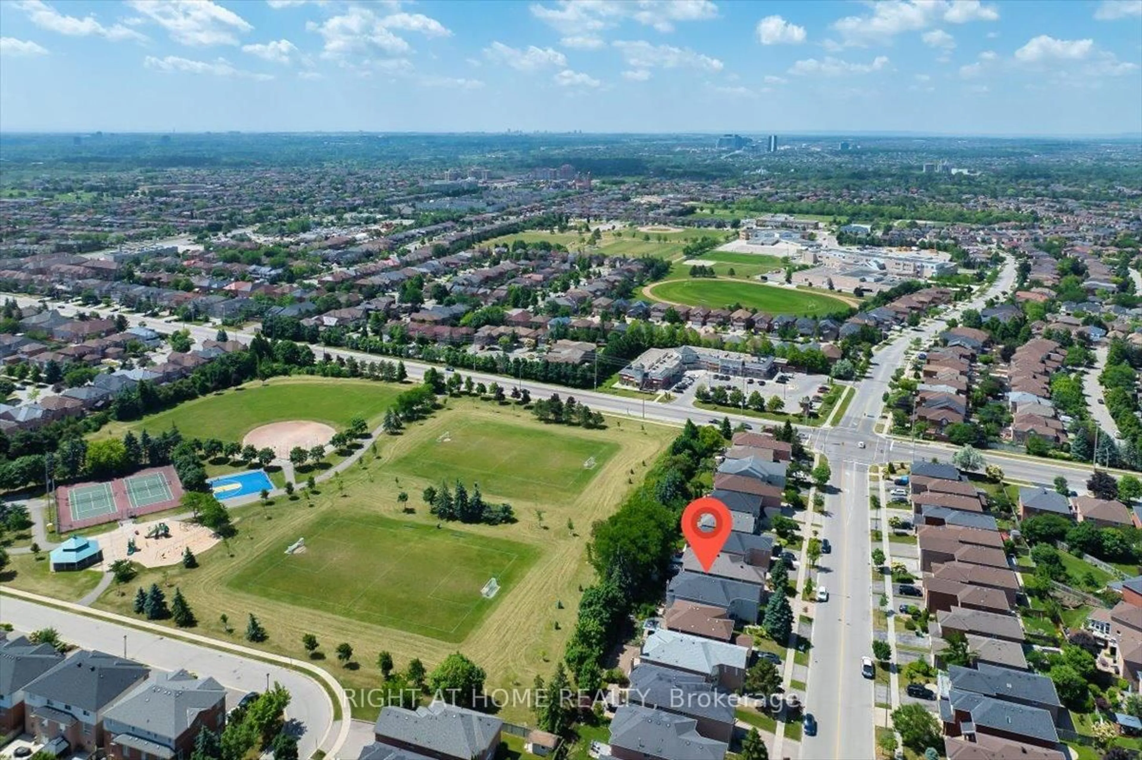 A pic from outside/outdoor area/front of a property/back of a property/a pic from drone, unknown for 956 Winterton Way, Mississauga Ontario L5V 1M6