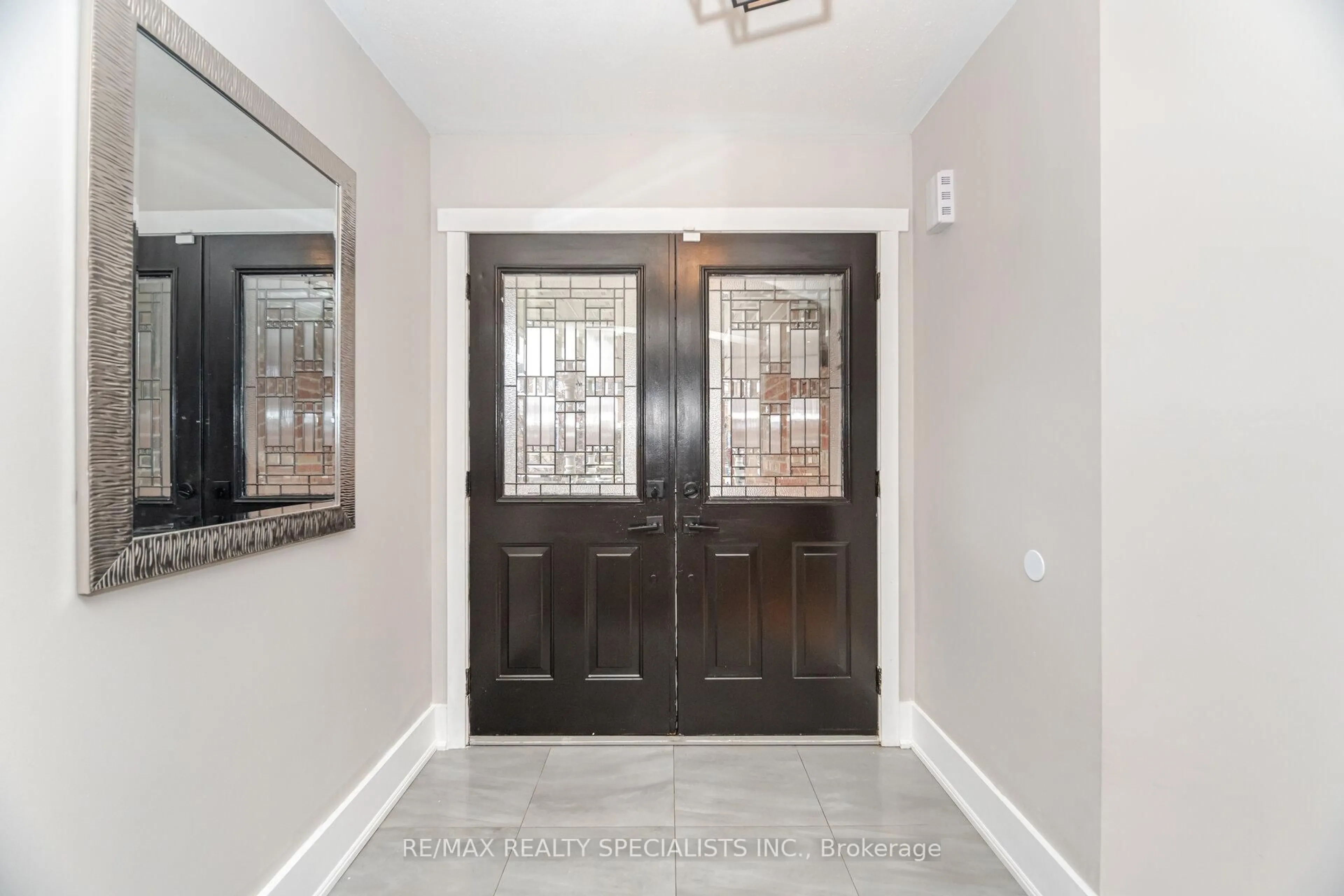 Indoor entryway for 1080 Woodward Ave, Milton Ontario L9T 5P4