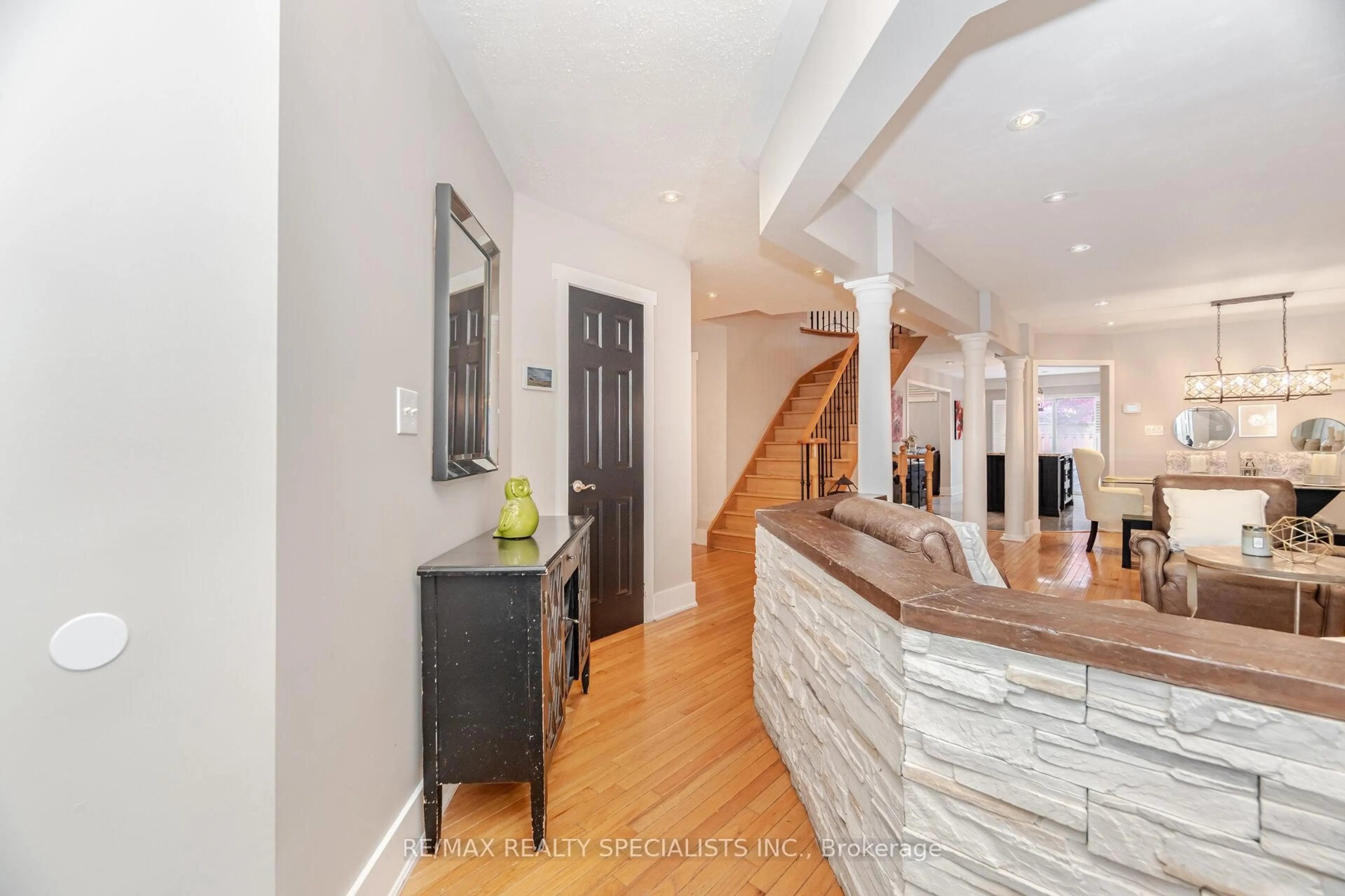 Indoor entryway for 1080 Woodward Ave, Milton Ontario L9T 5P4