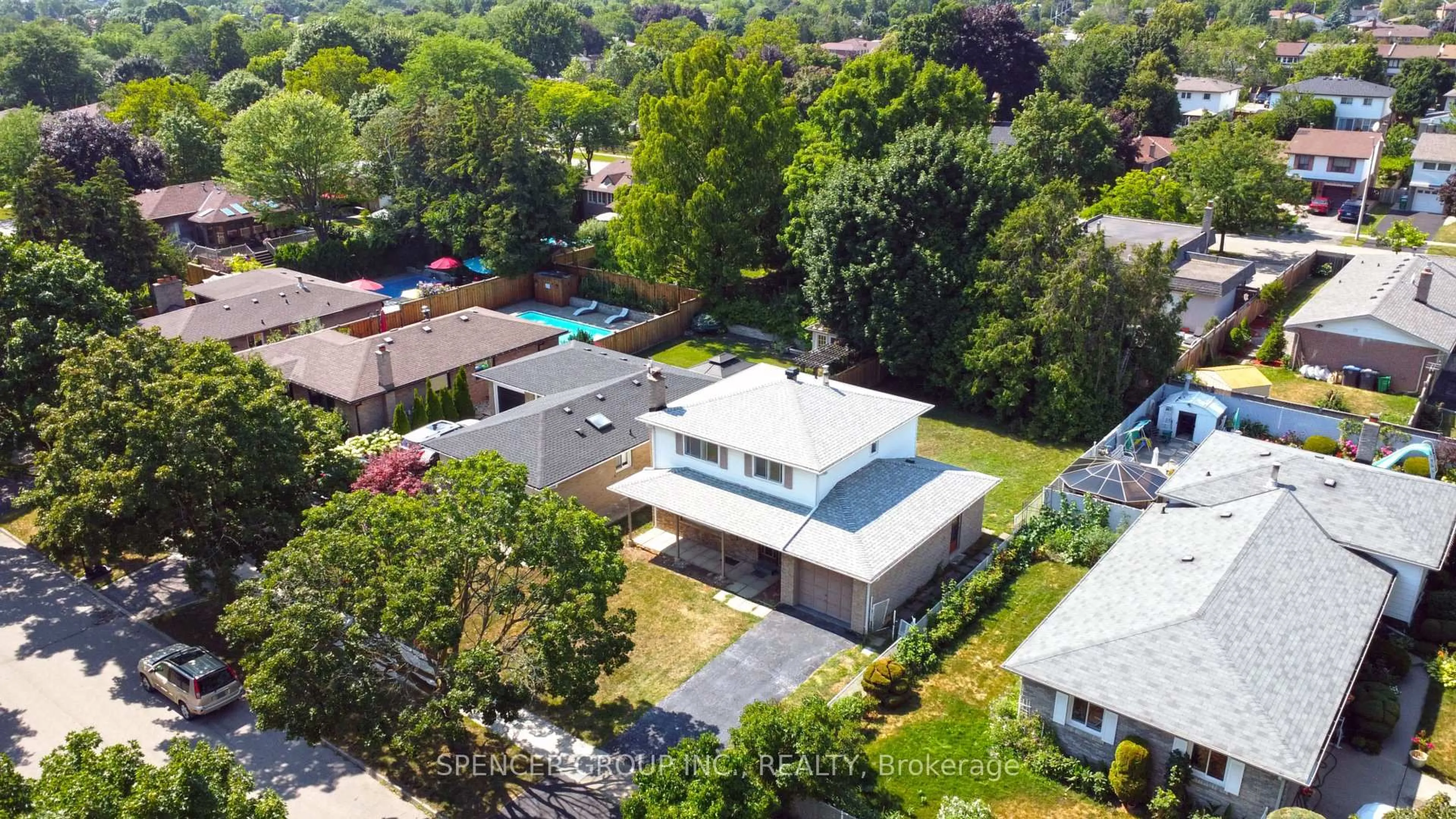 A pic from outside/outdoor area/front of a property/back of a property/a pic from drone, street for 571 Minette Circ, Mississauga Ontario L5A 3B9