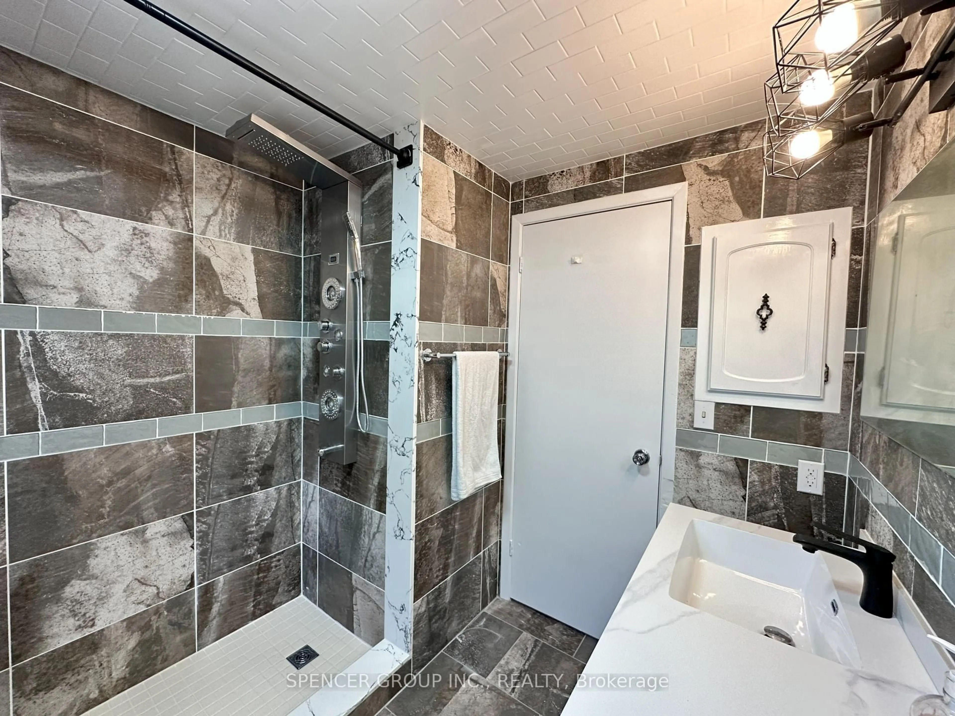 Contemporary bathroom, ceramic/tile floor for 571 Minette Circ, Mississauga Ontario L5A 3B9