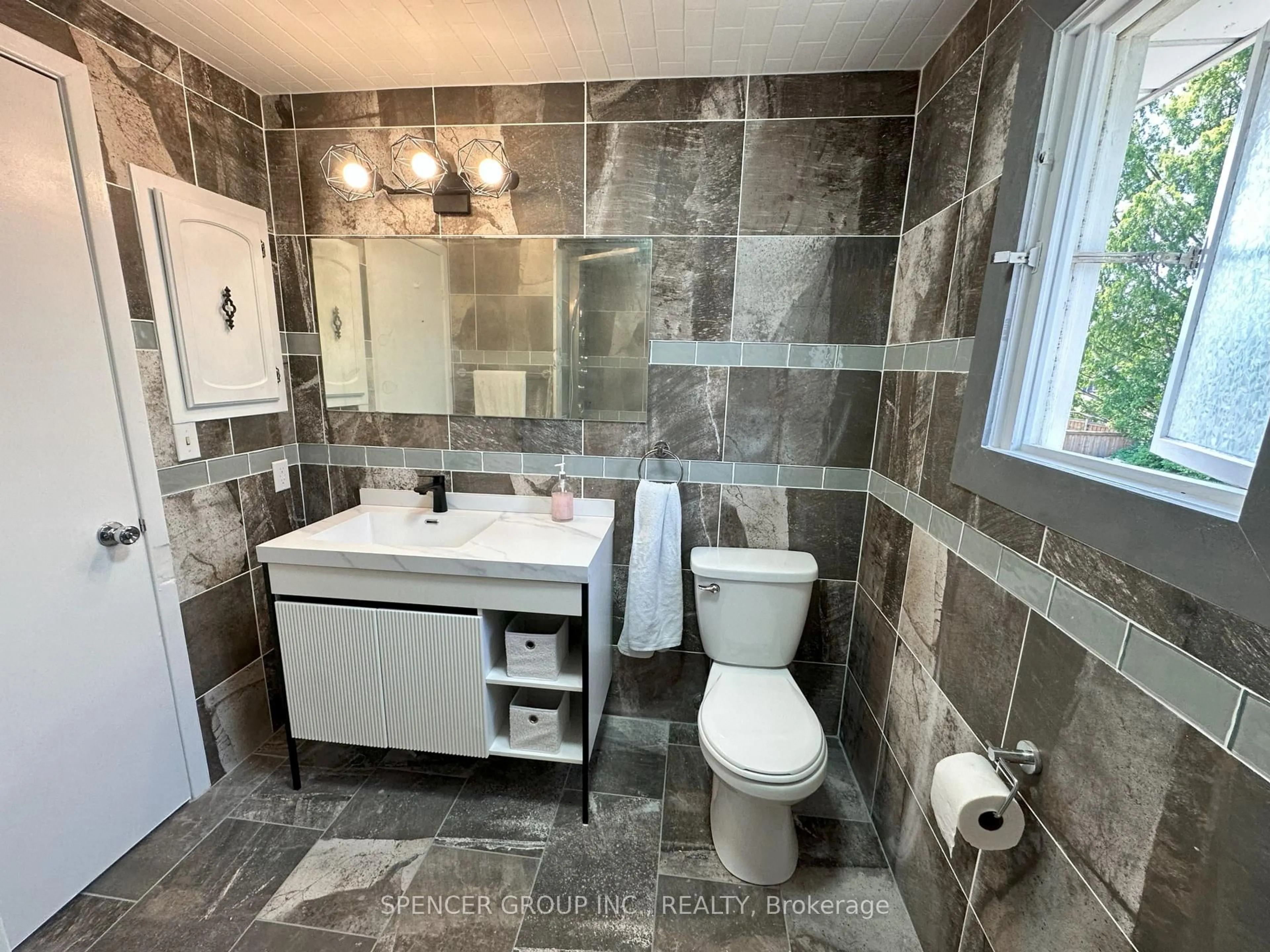 Contemporary bathroom, ceramic/tile floor for 571 Minette Circ, Mississauga Ontario L5A 3B9