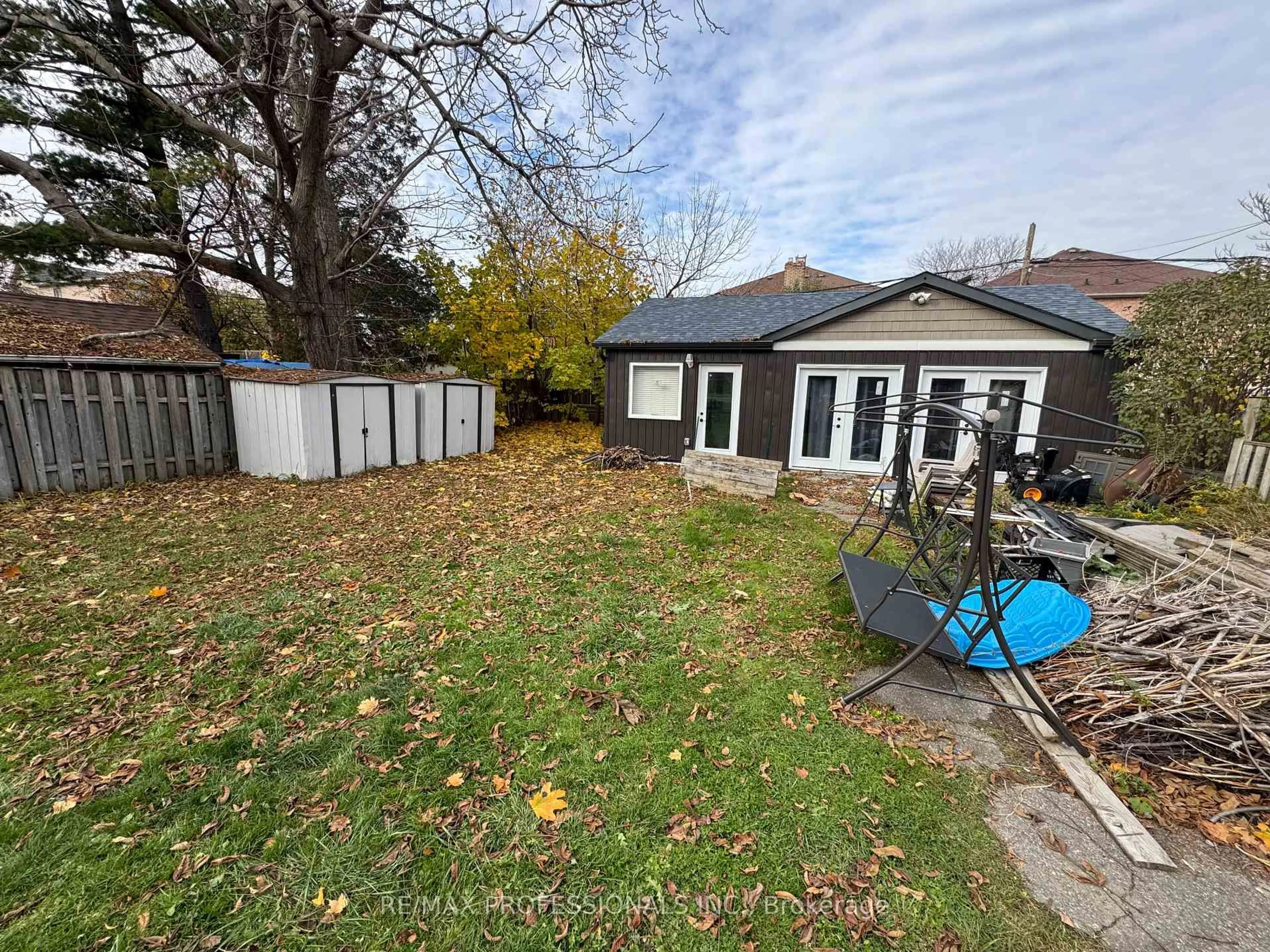 A pic from outside/outdoor area/front of a property/back of a property/a pic from drone, street for 22 Fairfield Ave, Toronto Ontario M8V 2H9