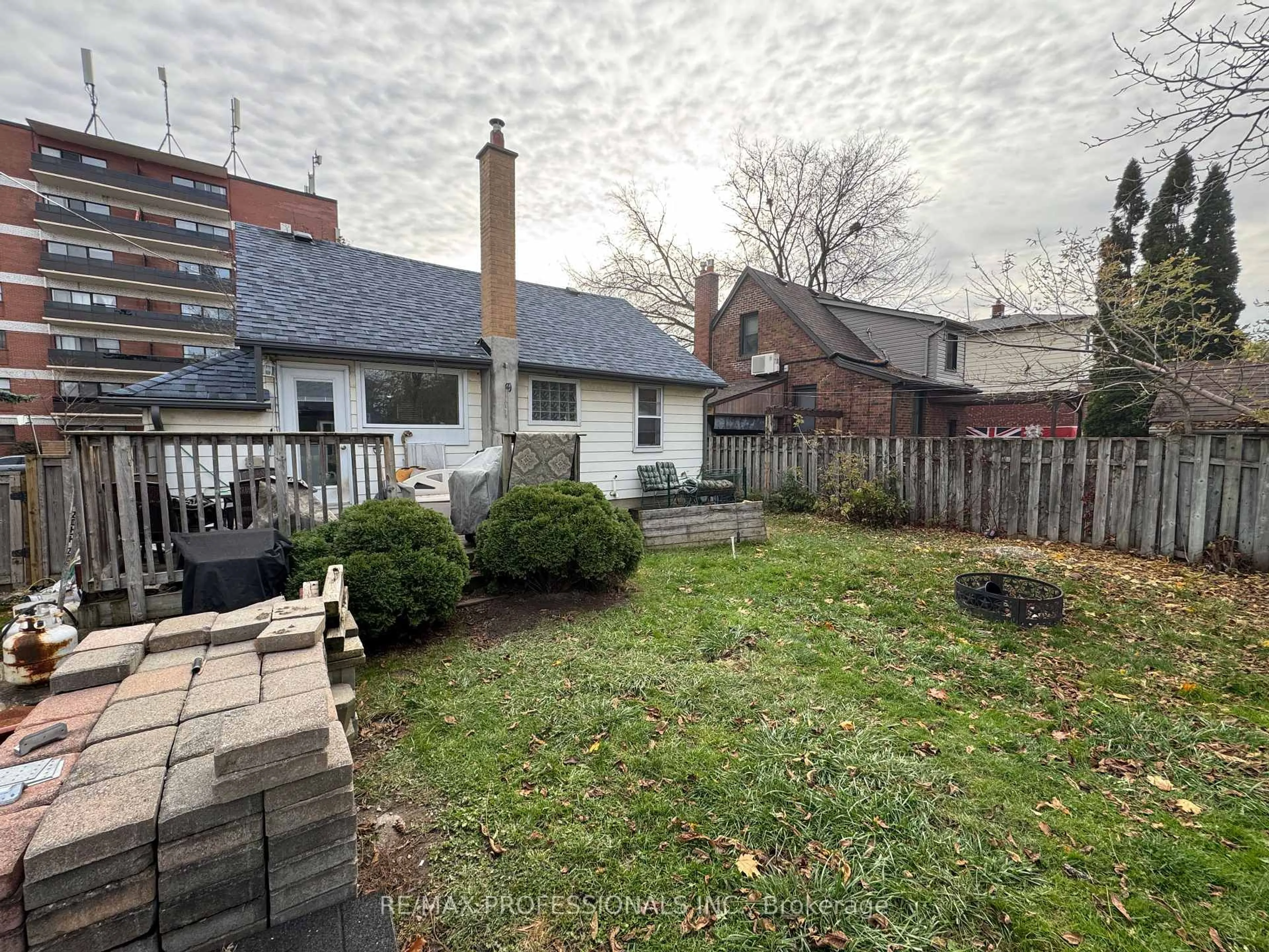A pic from outside/outdoor area/front of a property/back of a property/a pic from drone, street for 22 Fairfield Ave, Toronto Ontario M8V 2H9