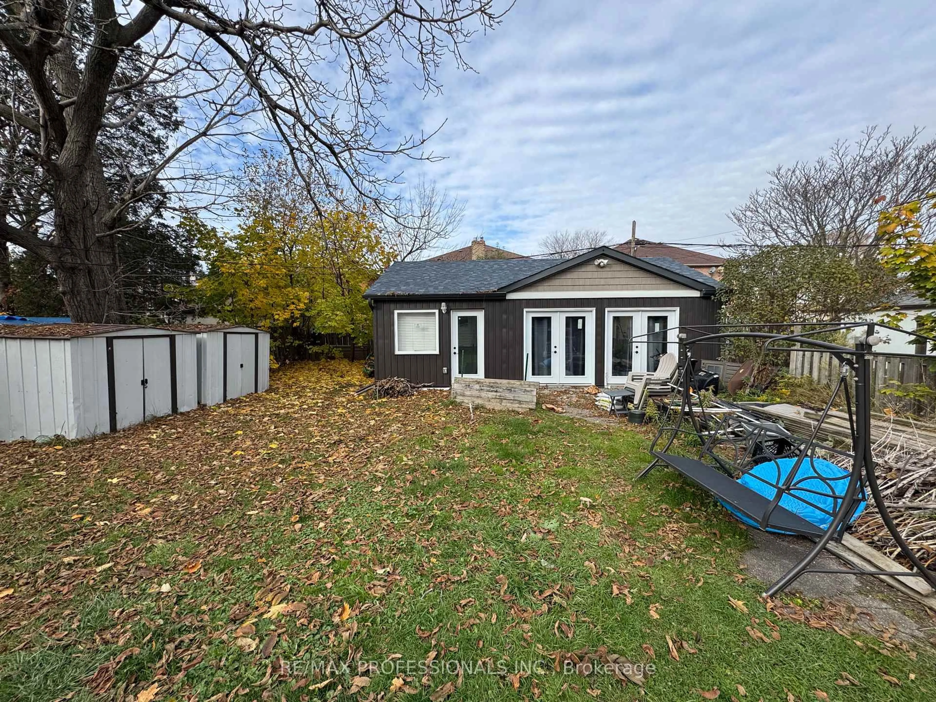 A pic from outside/outdoor area/front of a property/back of a property/a pic from drone, unknown for 22 Fairfield Ave, Toronto Ontario M8V 2H9