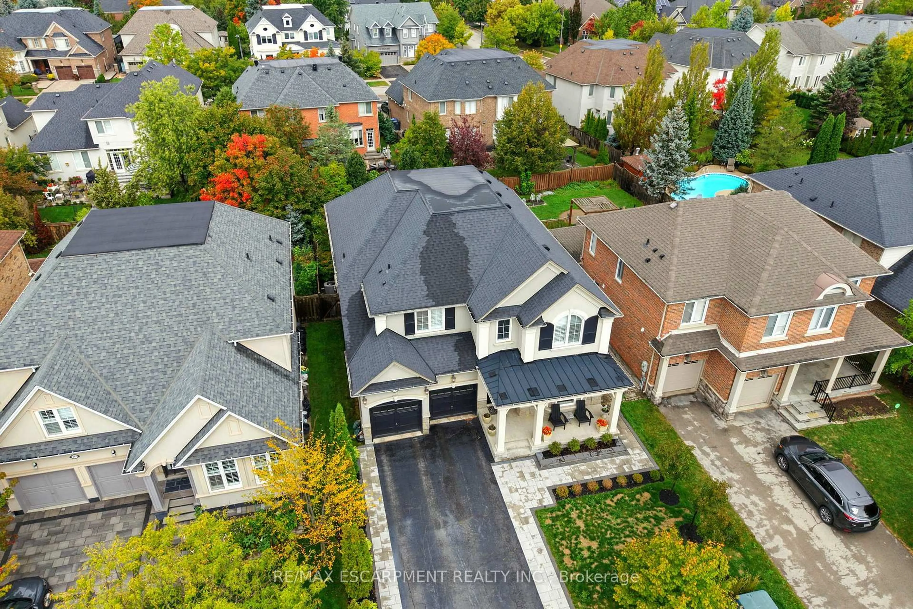 A pic from outside/outdoor area/front of a property/back of a property/a pic from drone, street for 691 Merlot Crt, Mississauga Ontario L5H 4M4