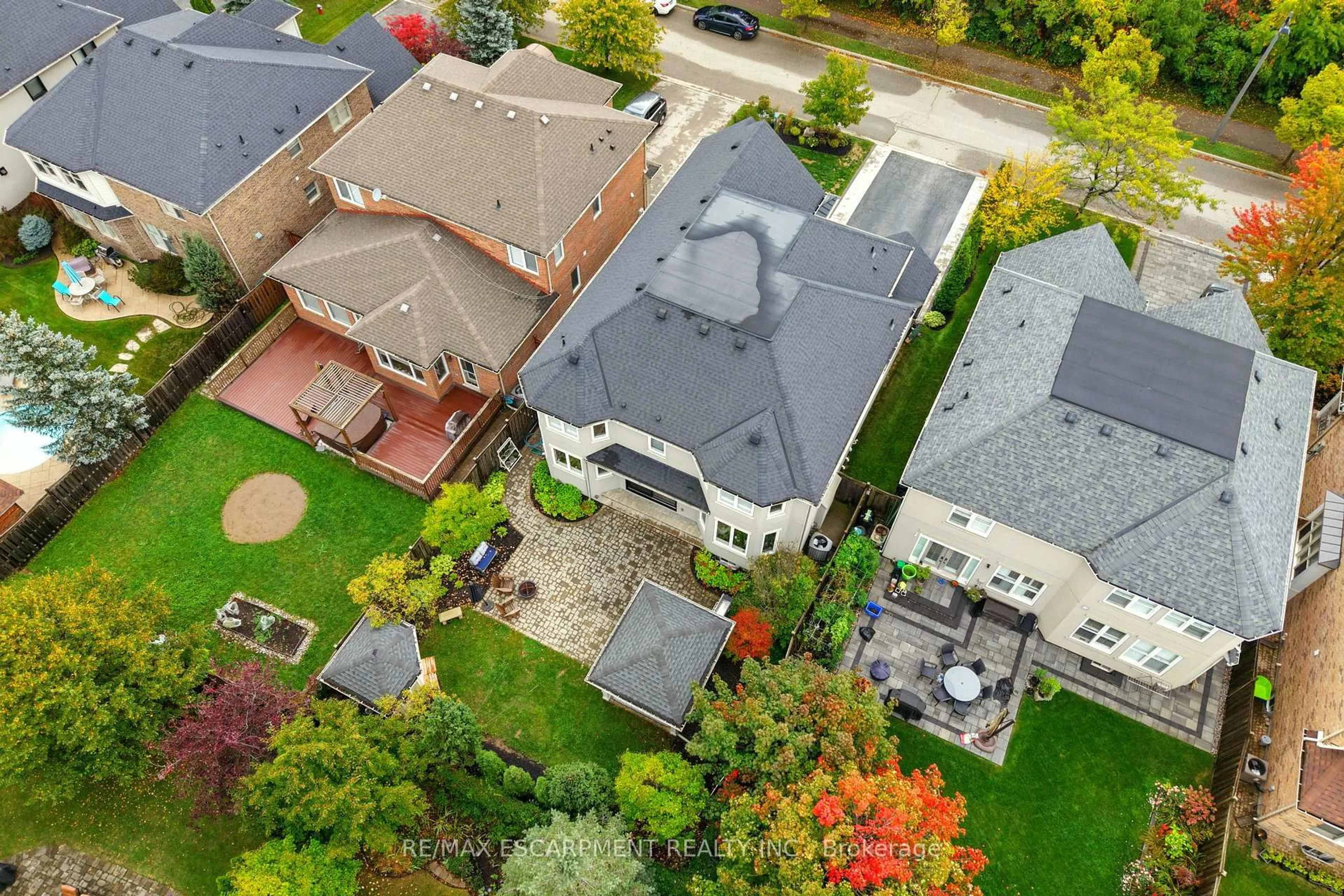 A pic from outside/outdoor area/front of a property/back of a property/a pic from drone, street for 691 Merlot Crt, Mississauga Ontario L5H 4M4