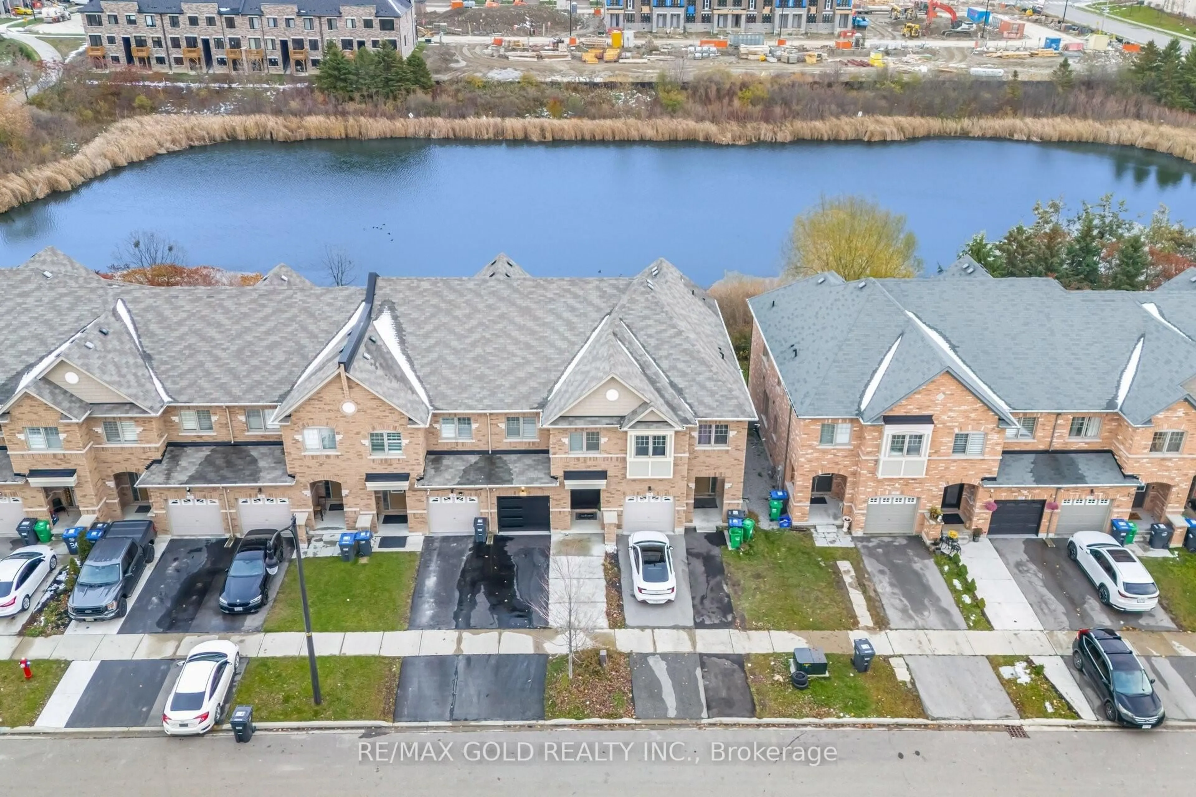 A pic from outside/outdoor area/front of a property/back of a property/a pic from drone, water/lake/river/ocean view for 26 Davenfield Circ, Brampton Ontario L6P 2P7
