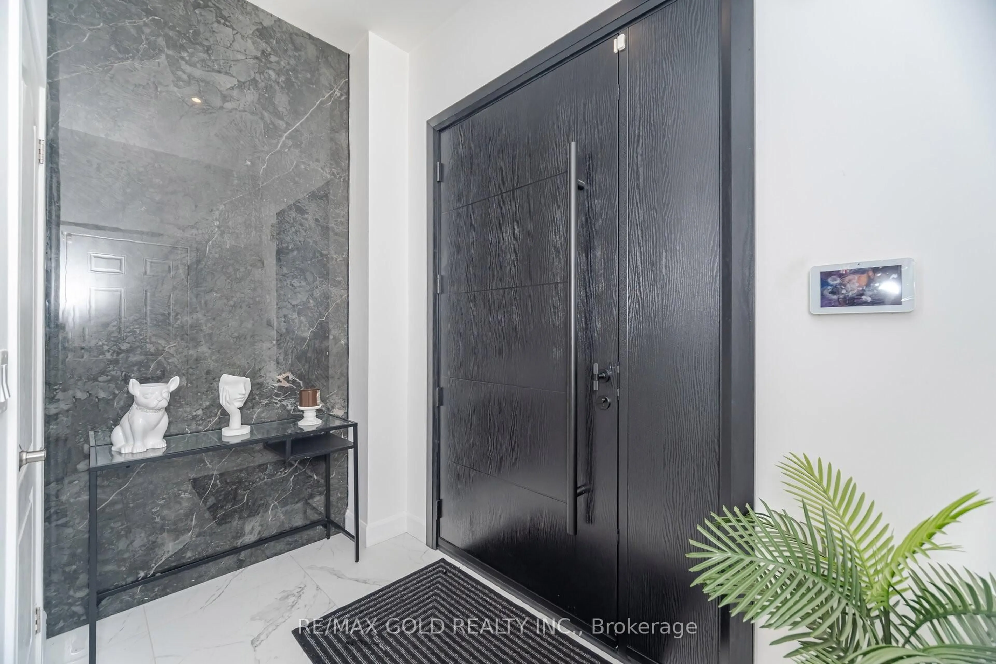 Indoor entryway for 26 Davenfield Circ, Brampton Ontario L6P 2P7