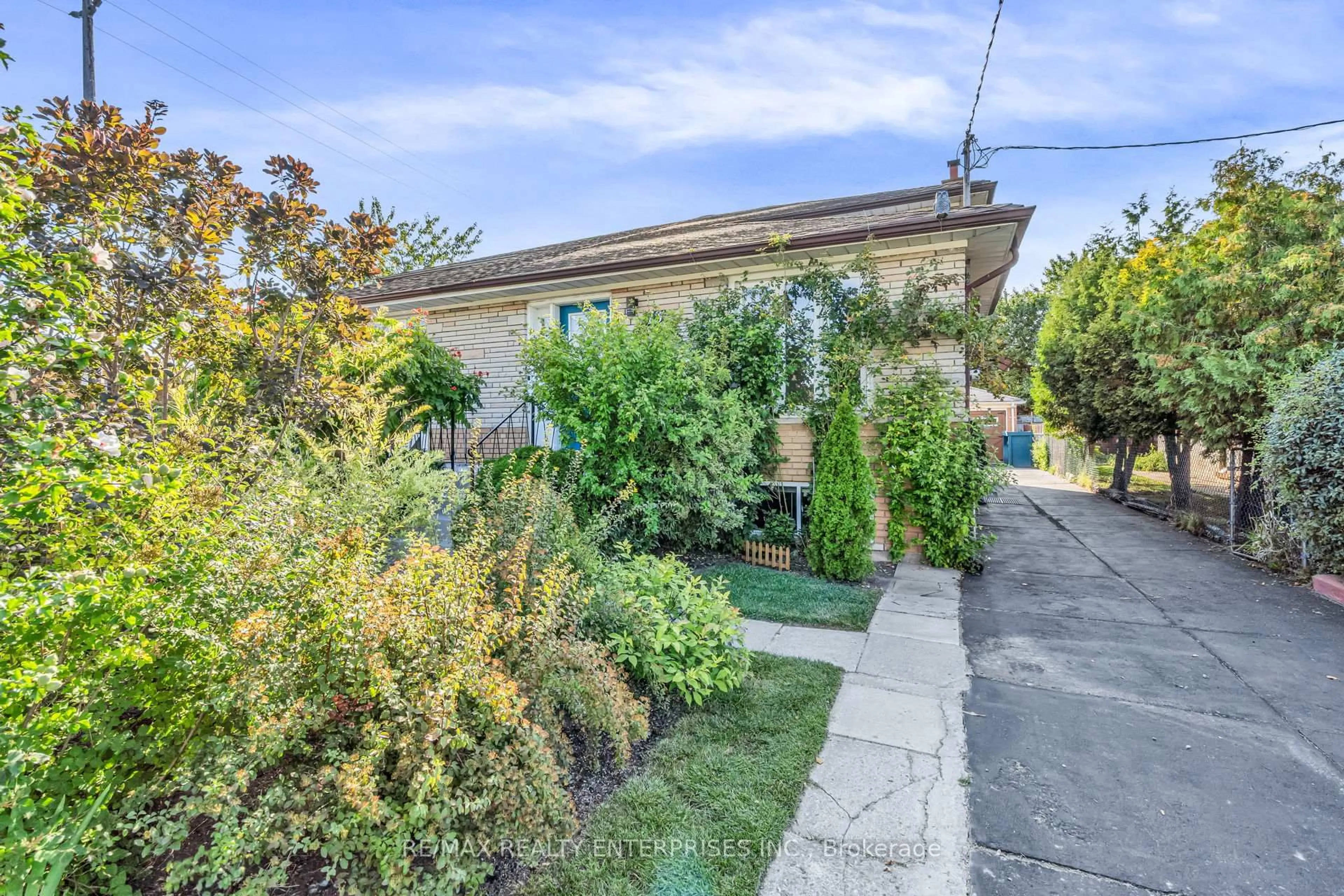 A pic from outside/outdoor area/front of a property/back of a property/a pic from drone, street for 79 Watney Cres, Toronto Ontario M3L 2E1