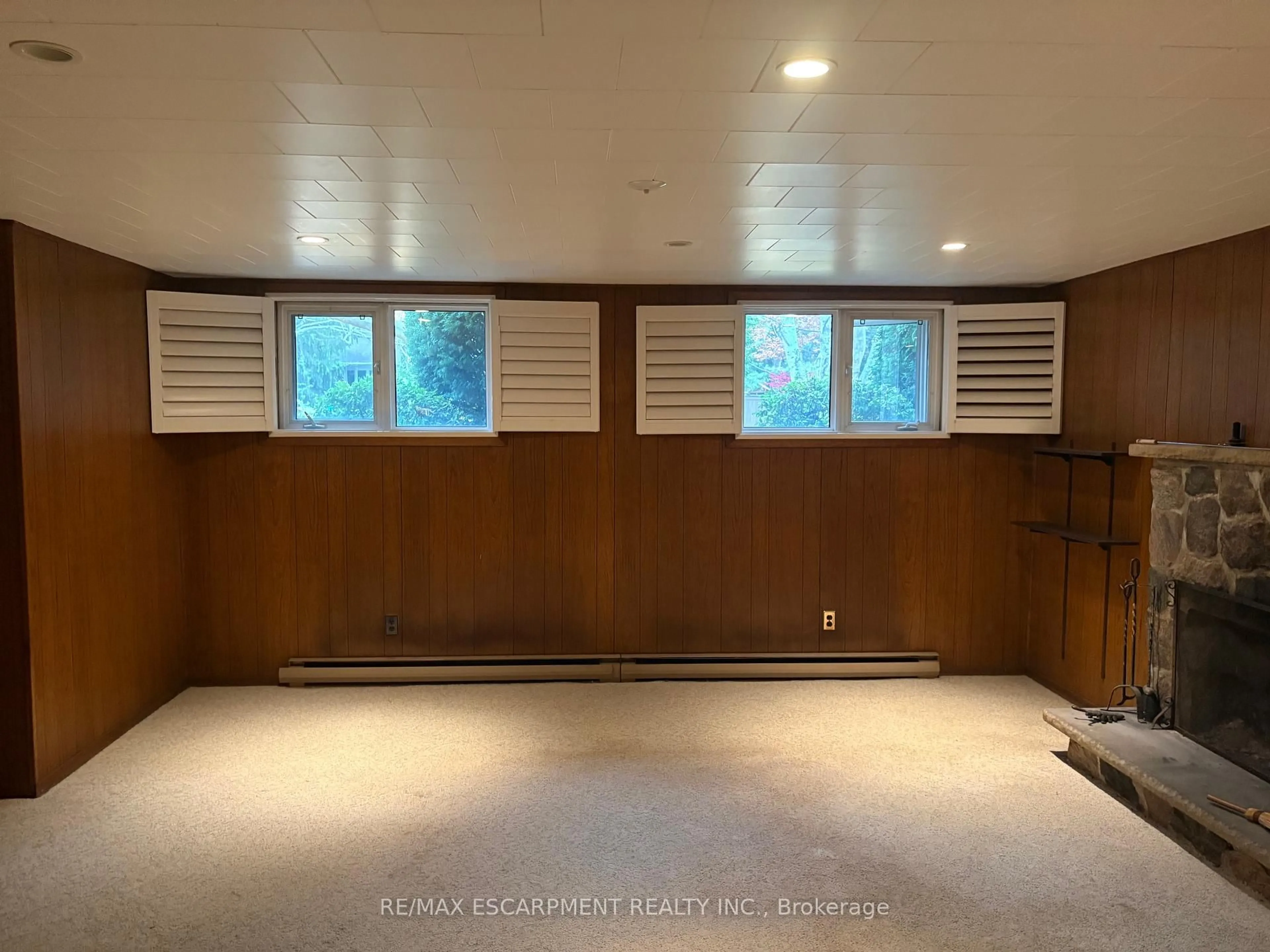 A pic of a room for 2138 Salmon Rd, Oakville Ontario L6L 1M5