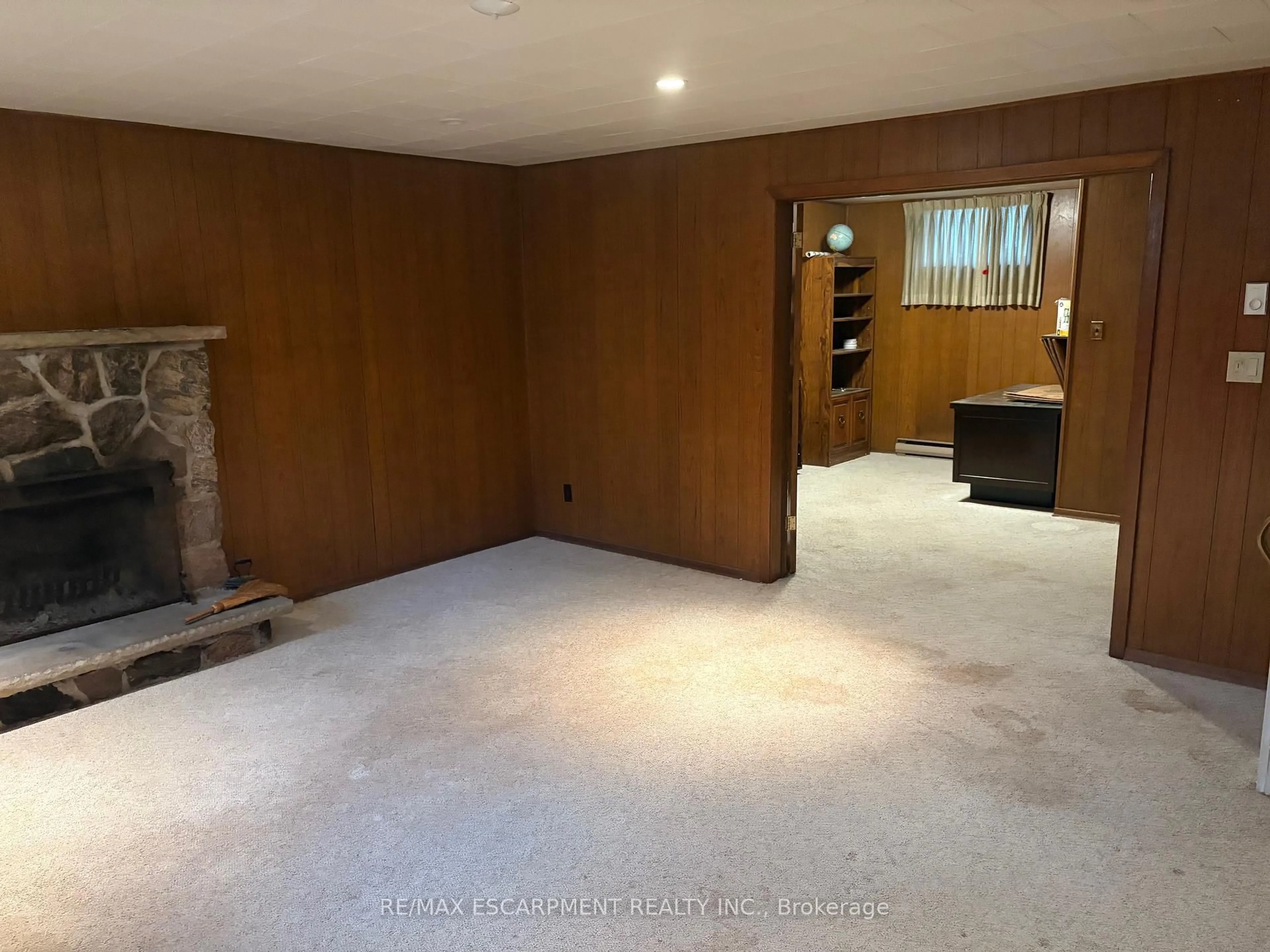 A pic of a room for 2138 Salmon Rd, Oakville Ontario L6L 1M5