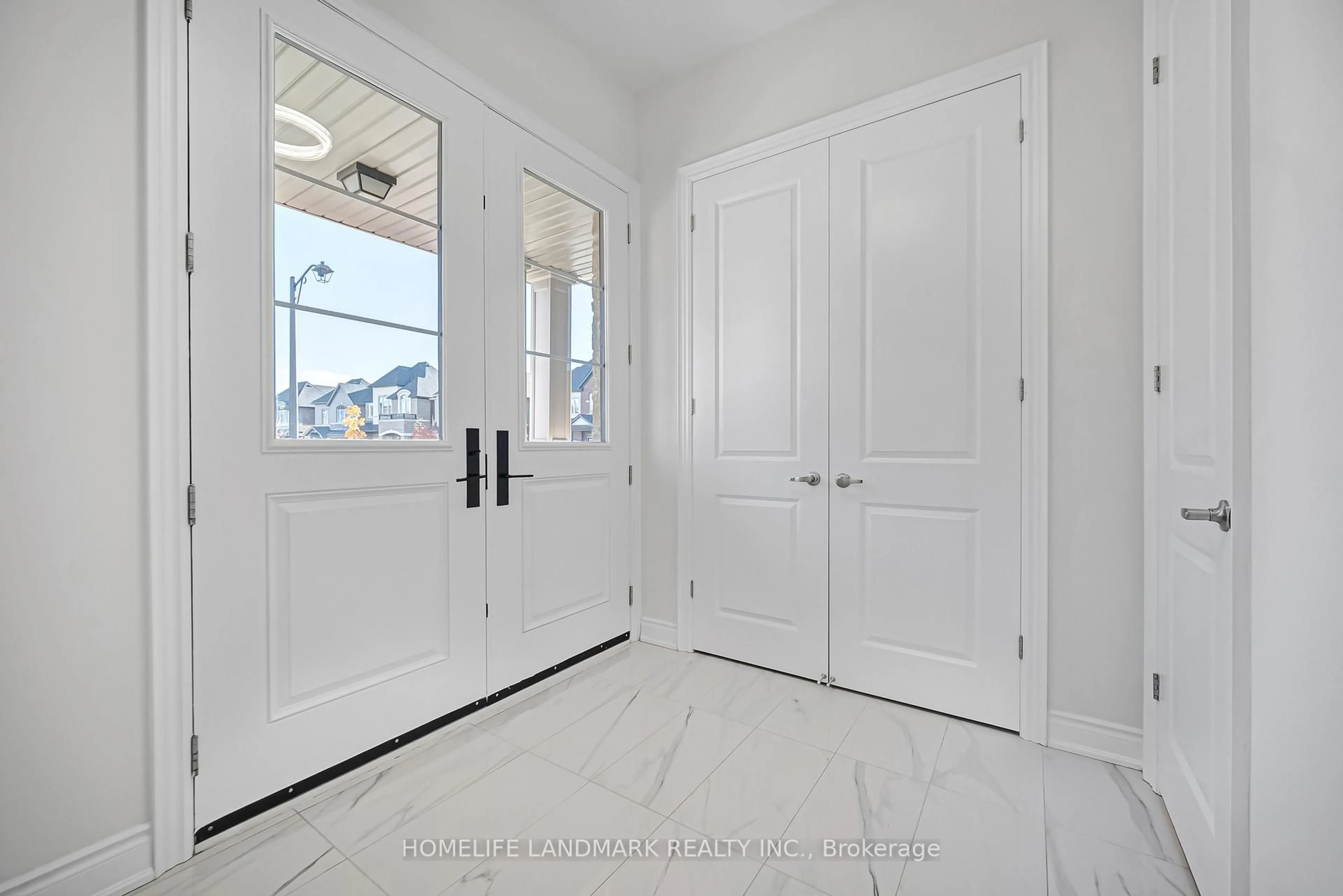 Indoor entryway for 3404 Mosley Gate, Oakville Ontario L6H 0Z1