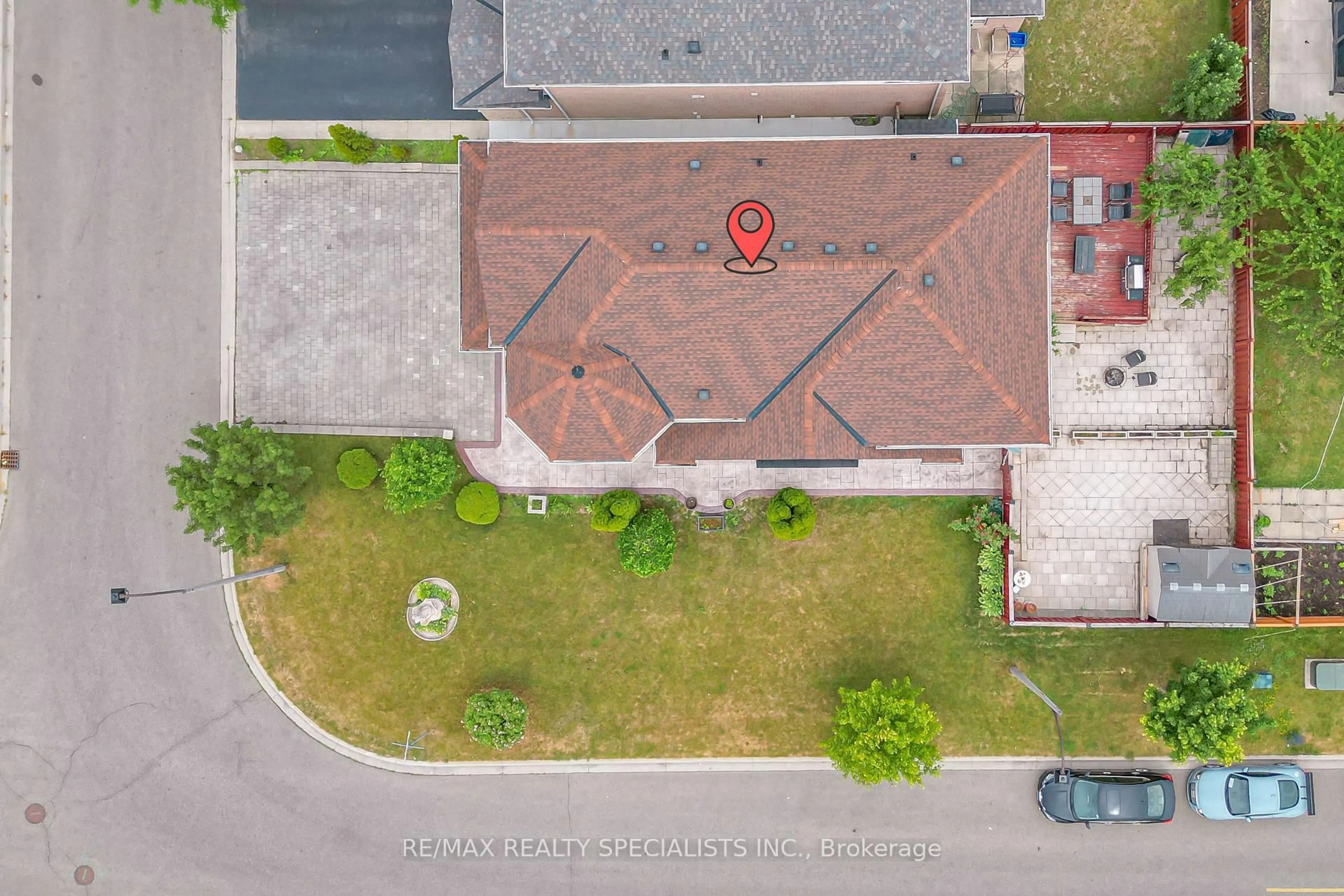 A pic from outside/outdoor area/front of a property/back of a property/a pic from drone, street for 72 Village Lake Cres, Brampton Ontario L6S 6K1