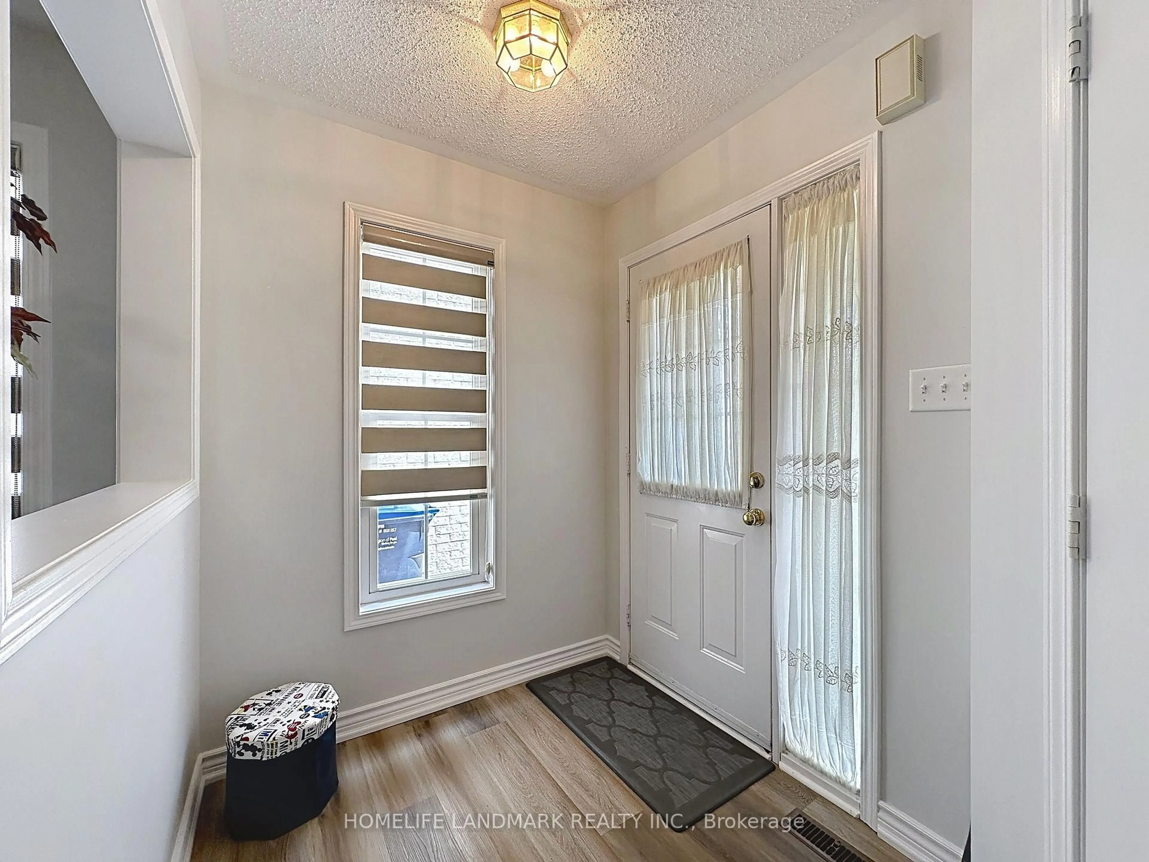 Indoor entryway for 3865 Baycroft Dr, Mississauga Ontario L5N 8J5