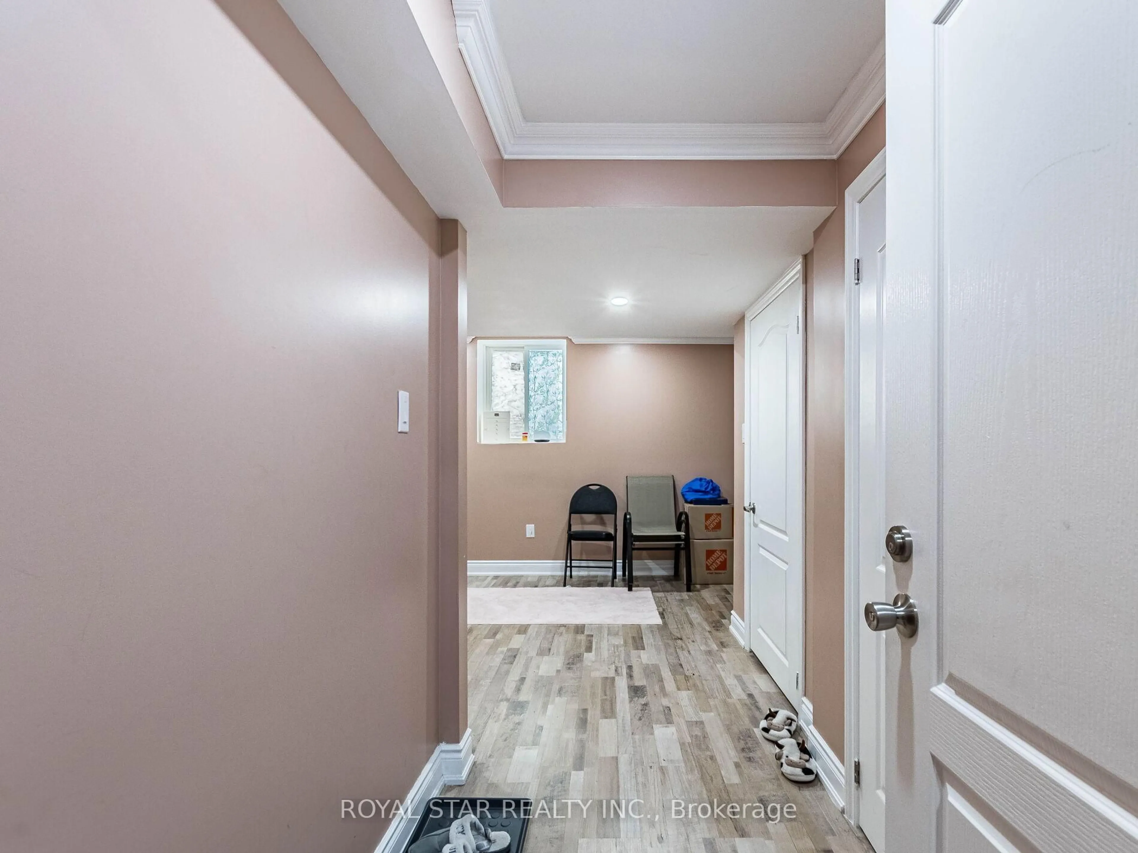 Indoor entryway for 10 Spokanne St, Brampton Ontario L6R 4A2