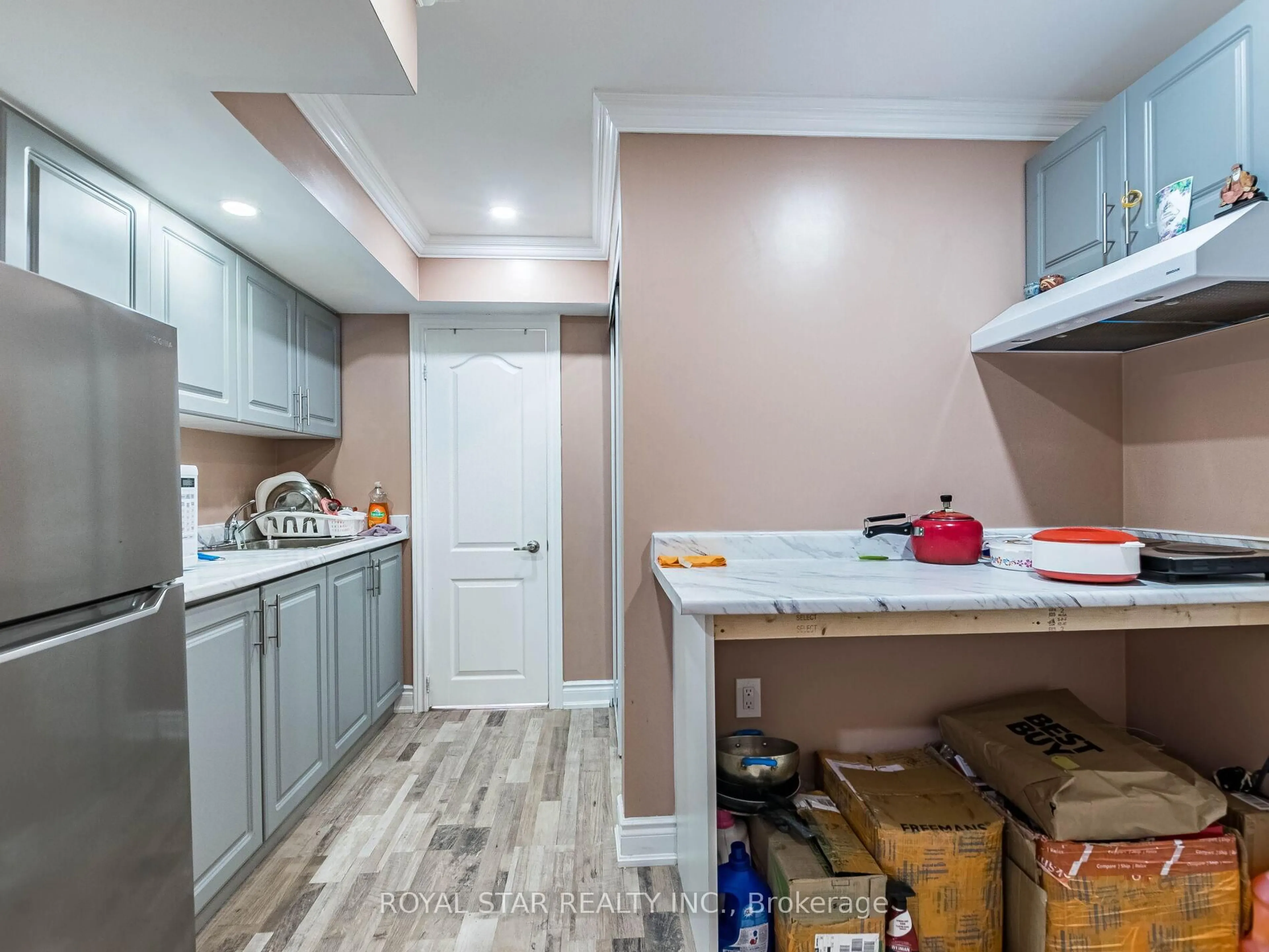 Standard kitchen, unknown for 10 Spokanne St, Brampton Ontario L6R 4A2