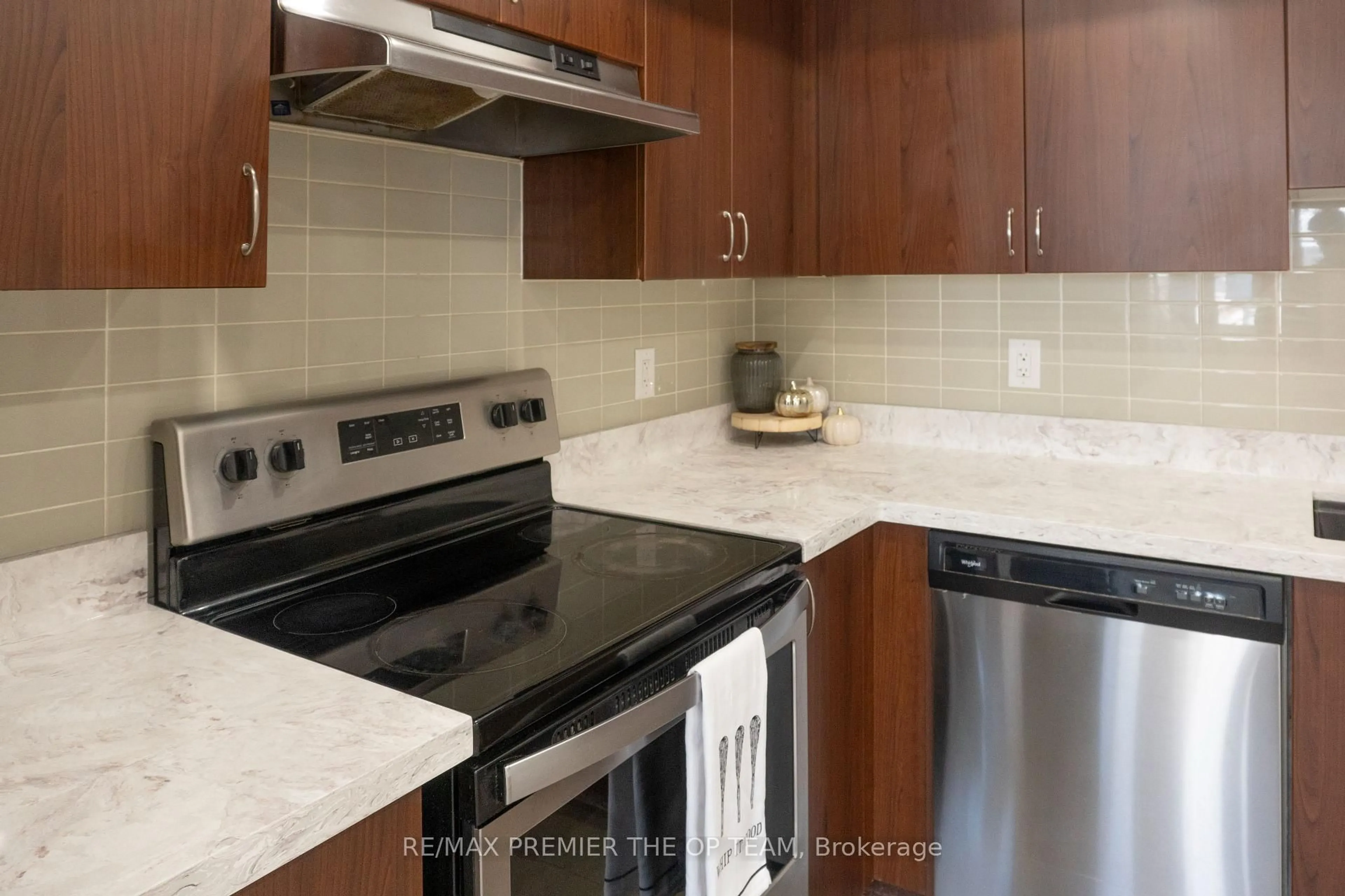 Standard kitchen, ceramic/tile floor for 250 Sunny Meadow Blvd #120, Brampton Ontario L6R 3Y7