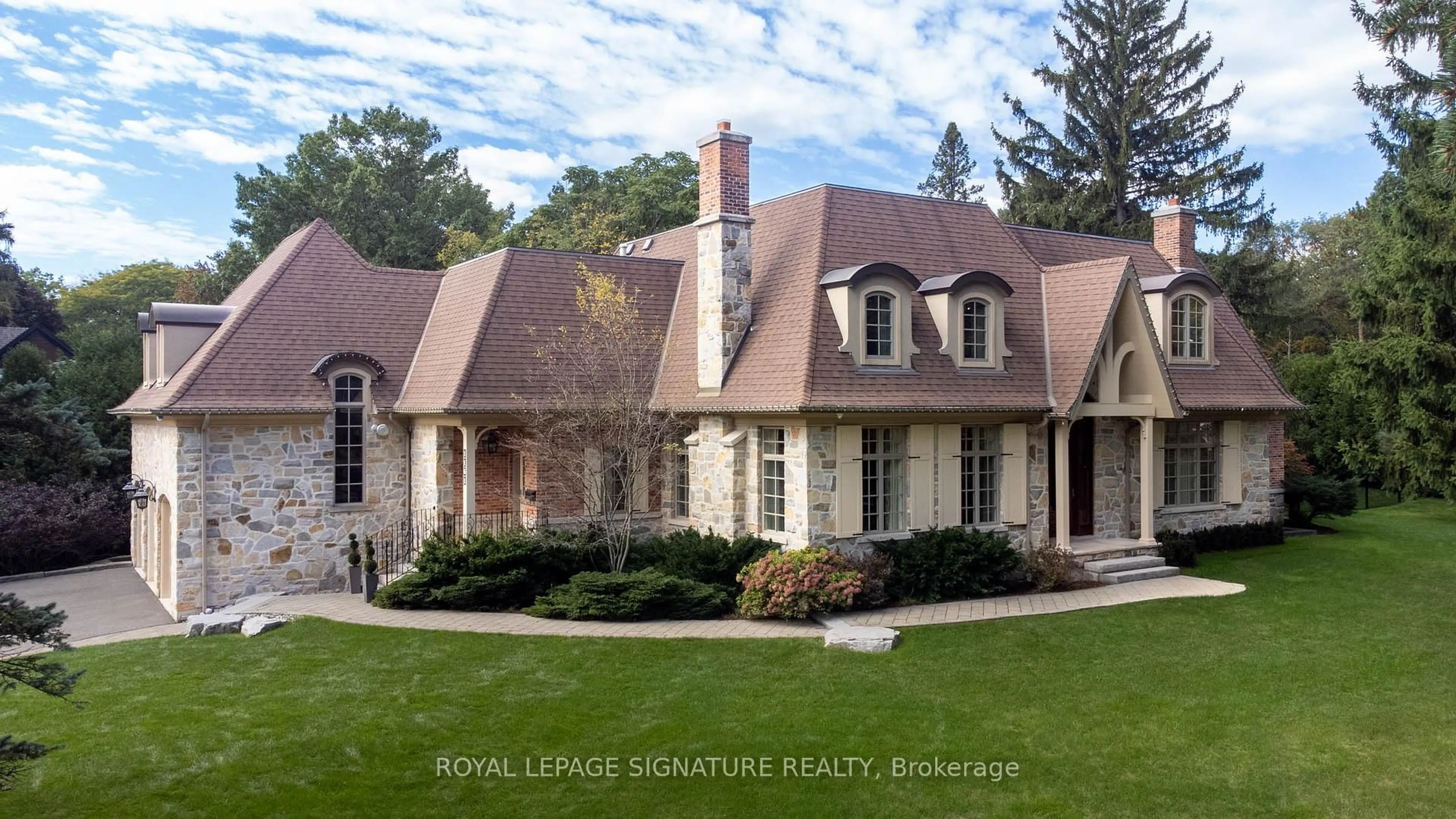 Home with brick exterior material, street for 1161 Tecumseh Park Dr, Mississauga Ontario L5H 2W3