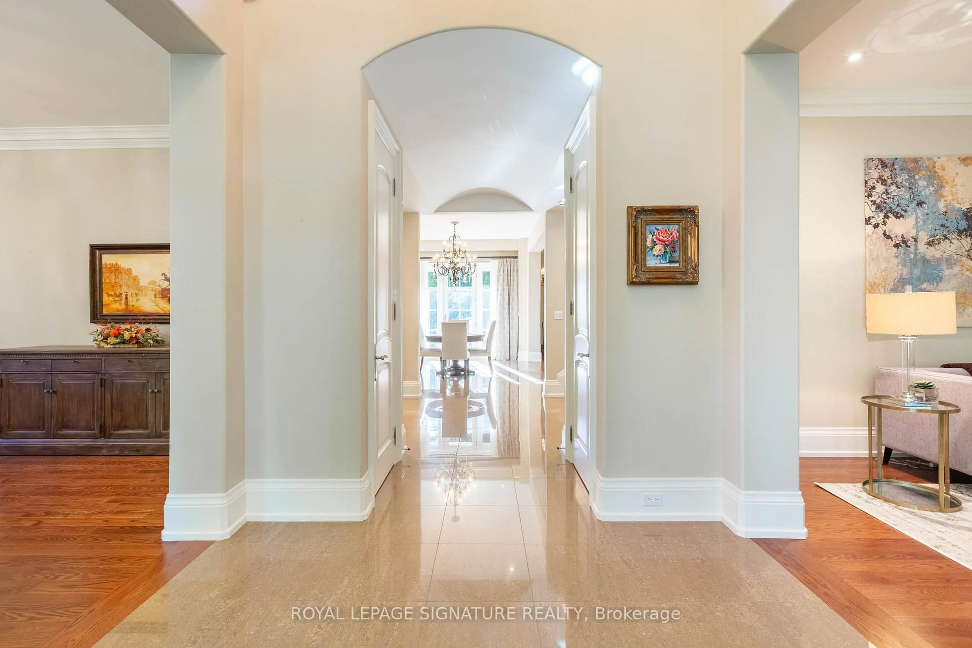 Indoor foyer for 1161 Tecumseh Park Dr, Mississauga Ontario L5H 2W3