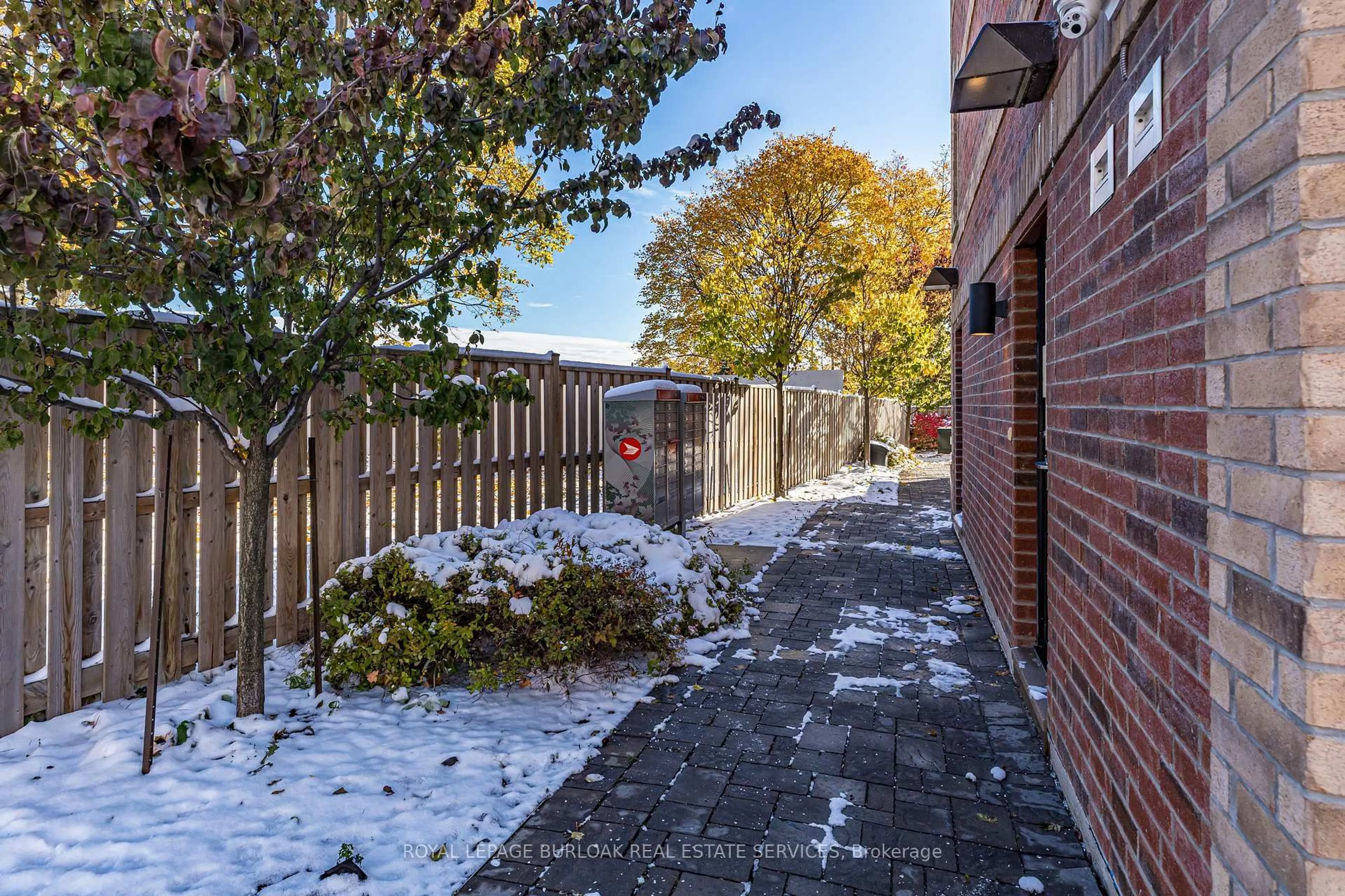 Patio, street for 760 Lakeshore Rd #201, Mississauga Ontario L5E 1C7